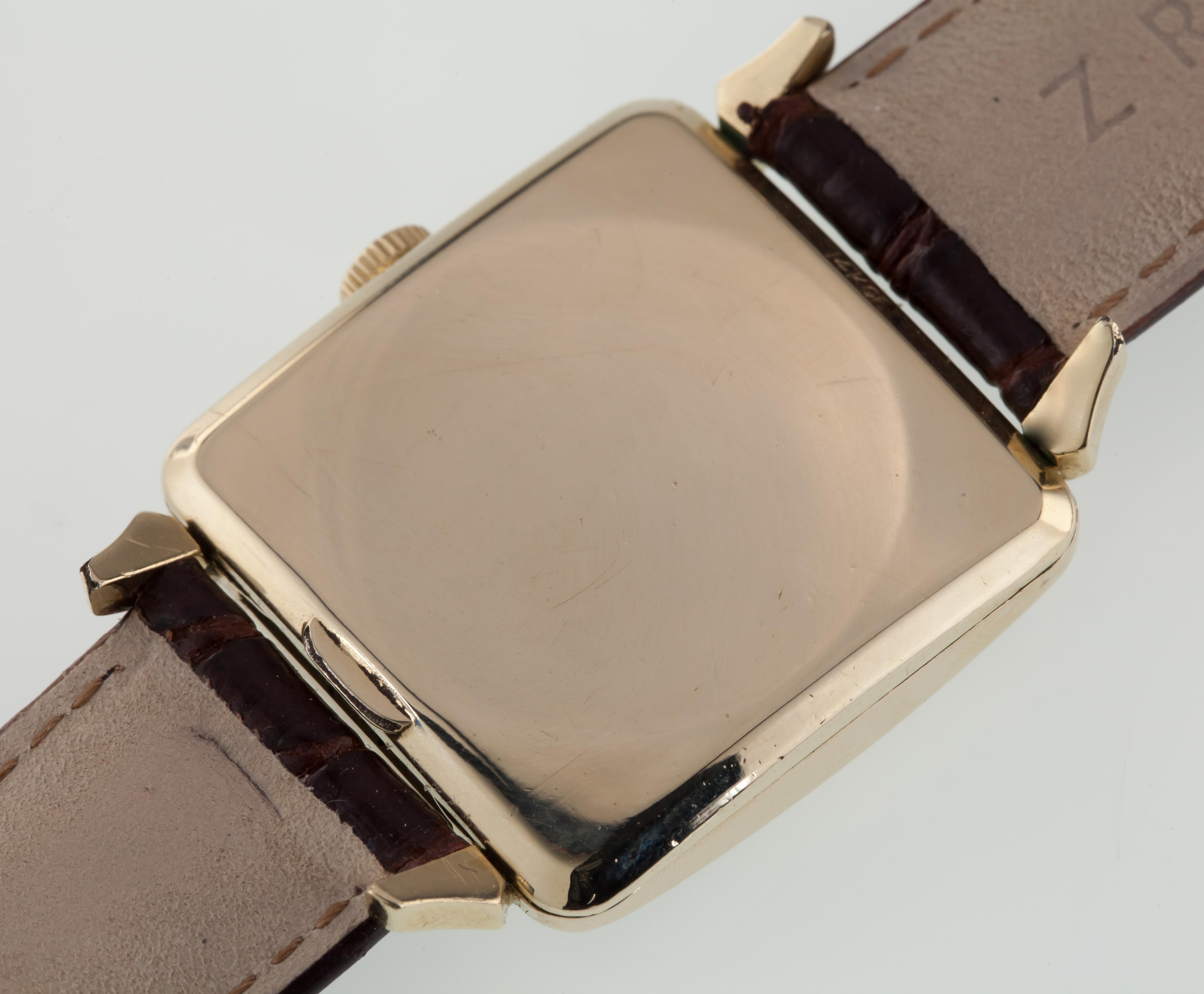 Moderne Tissot Montre pour homme carrée automatique remplie d'or 14 carats avec bracelet en cuir Mov 285 en vente