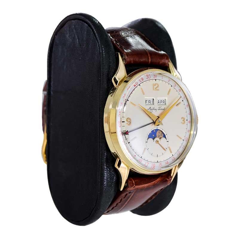 FABRIK / HAUS: Tissot Watch Company
STIL / REFERENZ: Rund / Dreifach Datum Kalender 
METALL / MATERIAL: 14kt Massivgold 
CIRCA / JAHR: 1940er Jahre
ABMESSUNGEN / GRÖSSE: Länge 43mm X Durchmesser 34mm
UHRWERK / KALIBER: Handaufzug / 17 Jewels