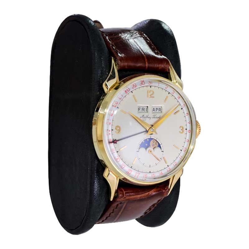 Tissot 14kt. Armbanduhr aus massivem Gold mit drei Datumsanzeigen, ca. 1940er Jahre im Zustand „Hervorragend“ in Long Beach, CA