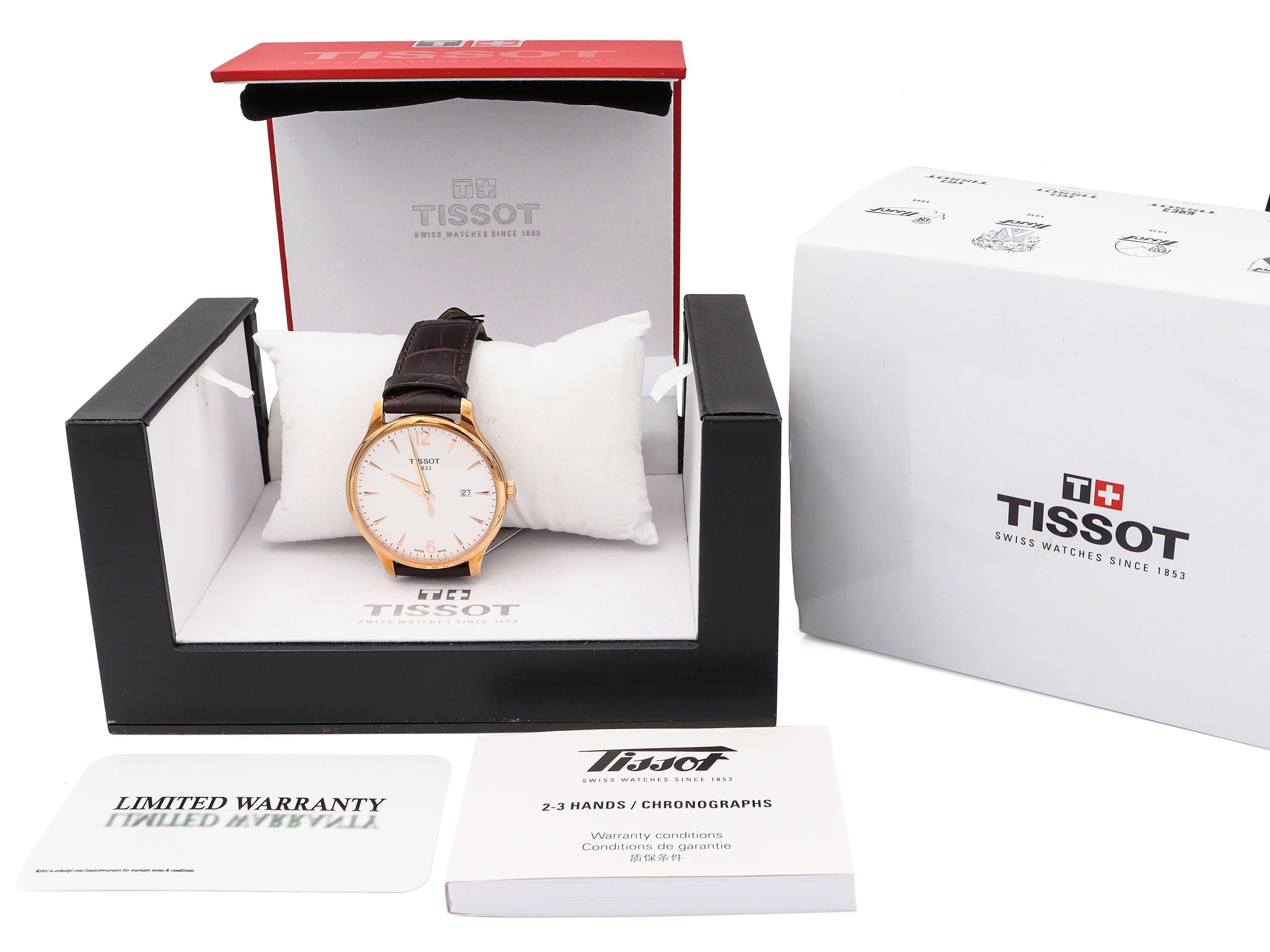 L'orologio al quarzo TISSOT, realizzato con precisione, ha una cassa in acciaio inossidabile e un design elegante. L'orologio presenta un quadrante bianco minimalista con indici e lancette in oro rosa, per un'eleganza sobria. Un indicatore di data