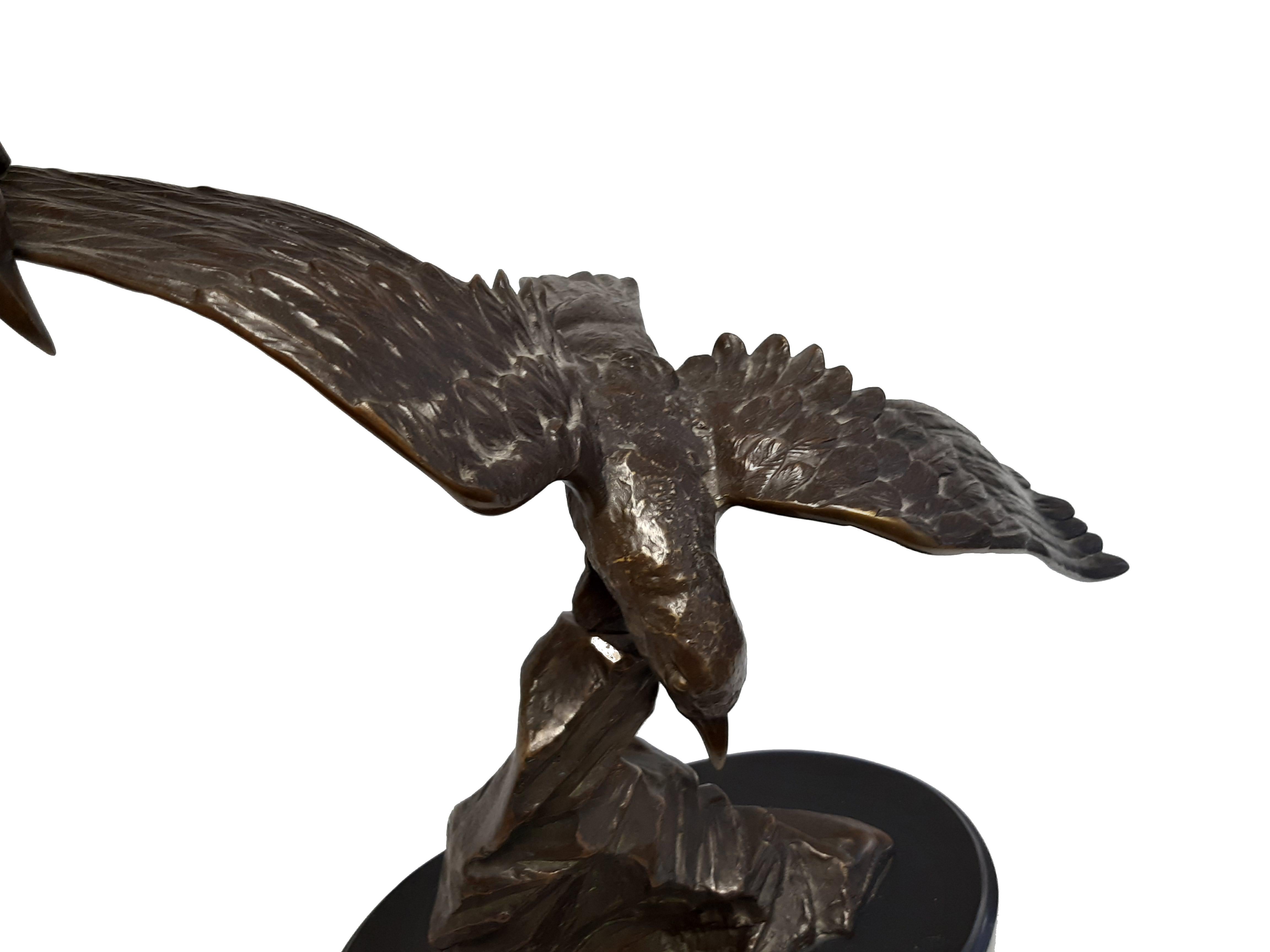 Große eindrucksvolle patinierte Bronzeskulptur: „Zwei fliegende Möwen“ von E. Tissot,  auf einer Basis aus schwarzem Marmor.
Signiert E.Tissot, circa 1930.
Gießereistempel JBD
Am Marmor ein größerer chip am Standring, minimale Chips an den