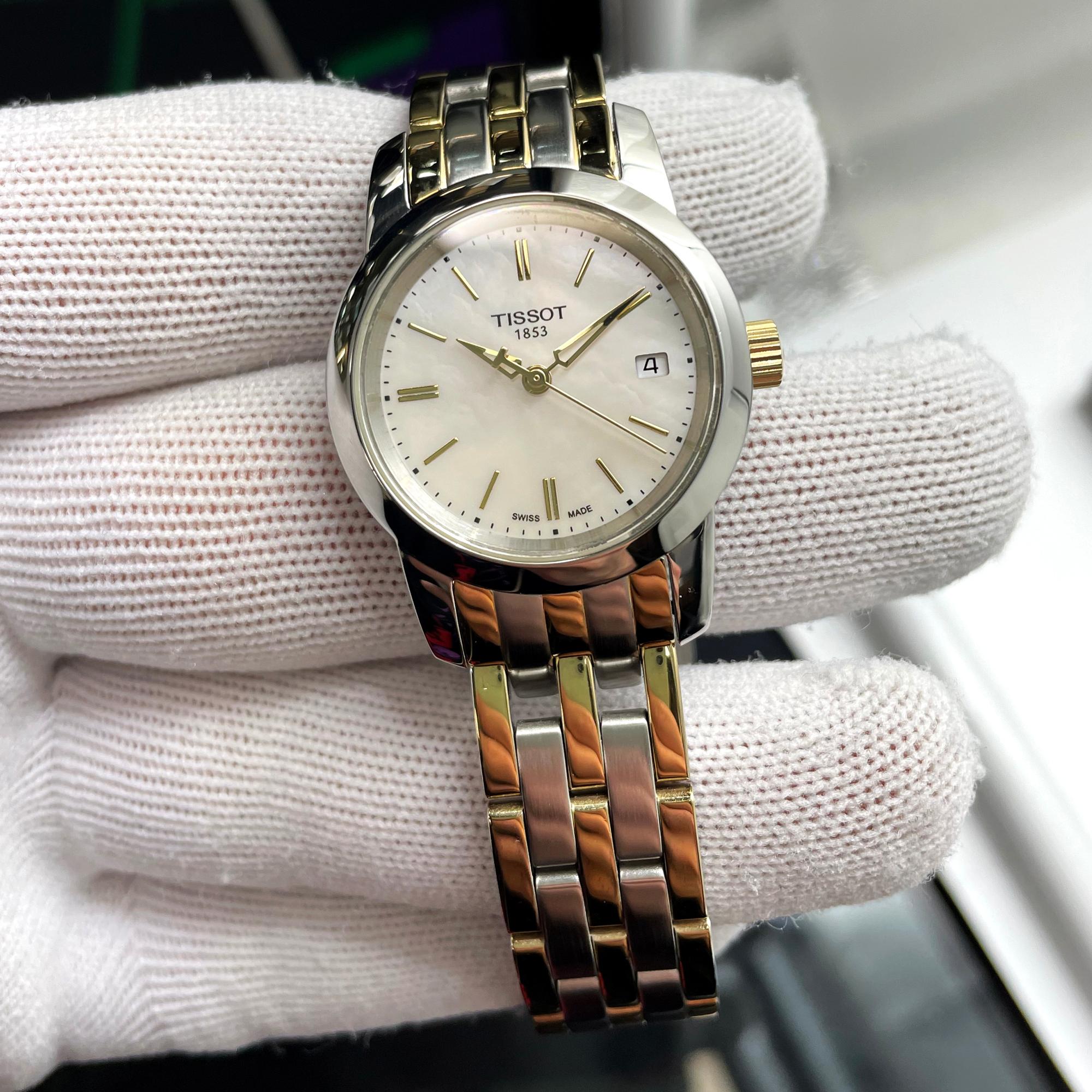 Tissot Classic Dream 28mm Steel MOP Dial Ladies Quartz Watch T033.210.22.111.00 In Good Condition In New York, NY