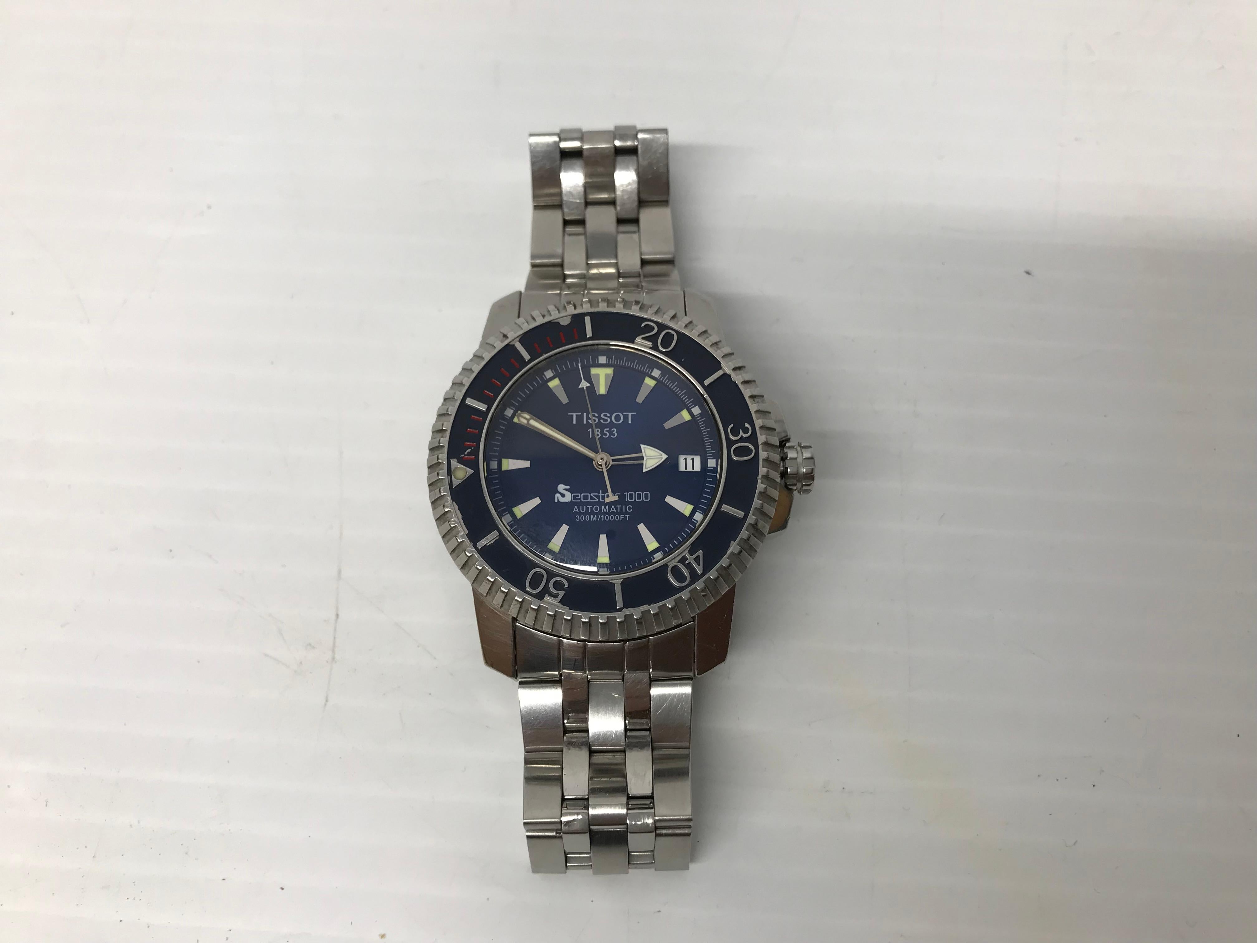 Montre-bracelet pour homme Tissot Diver Seastar 1000 référence A464/564, boîtier et bracelet en acier inoxydable, taille du boîtier 44 mm sans couronne. Cadran bleu, mouvement automatique, boîte et documents inclus.  La lunette présente des éclats