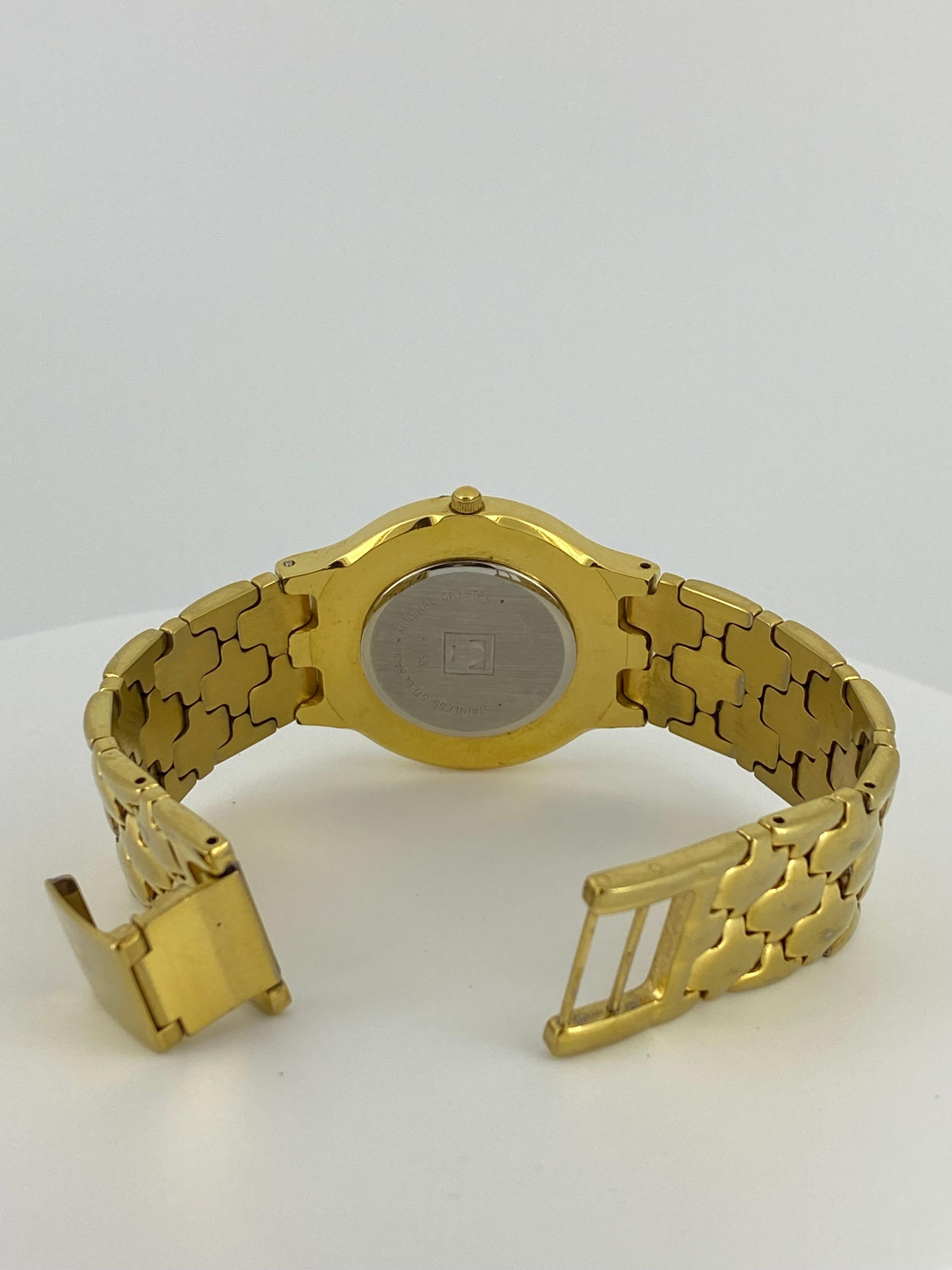 Ce garde-temps de TISSOT 
La ref K 253 est une montre vintage sophistiquée pour homme, 
datant des années 1990

Réalisé en acier inoxydable plaqué or, 
Le boîtier mesure 32 mm (sans la couronne), 
signé et numéroté au dos, 
résistant à l'eau 30m