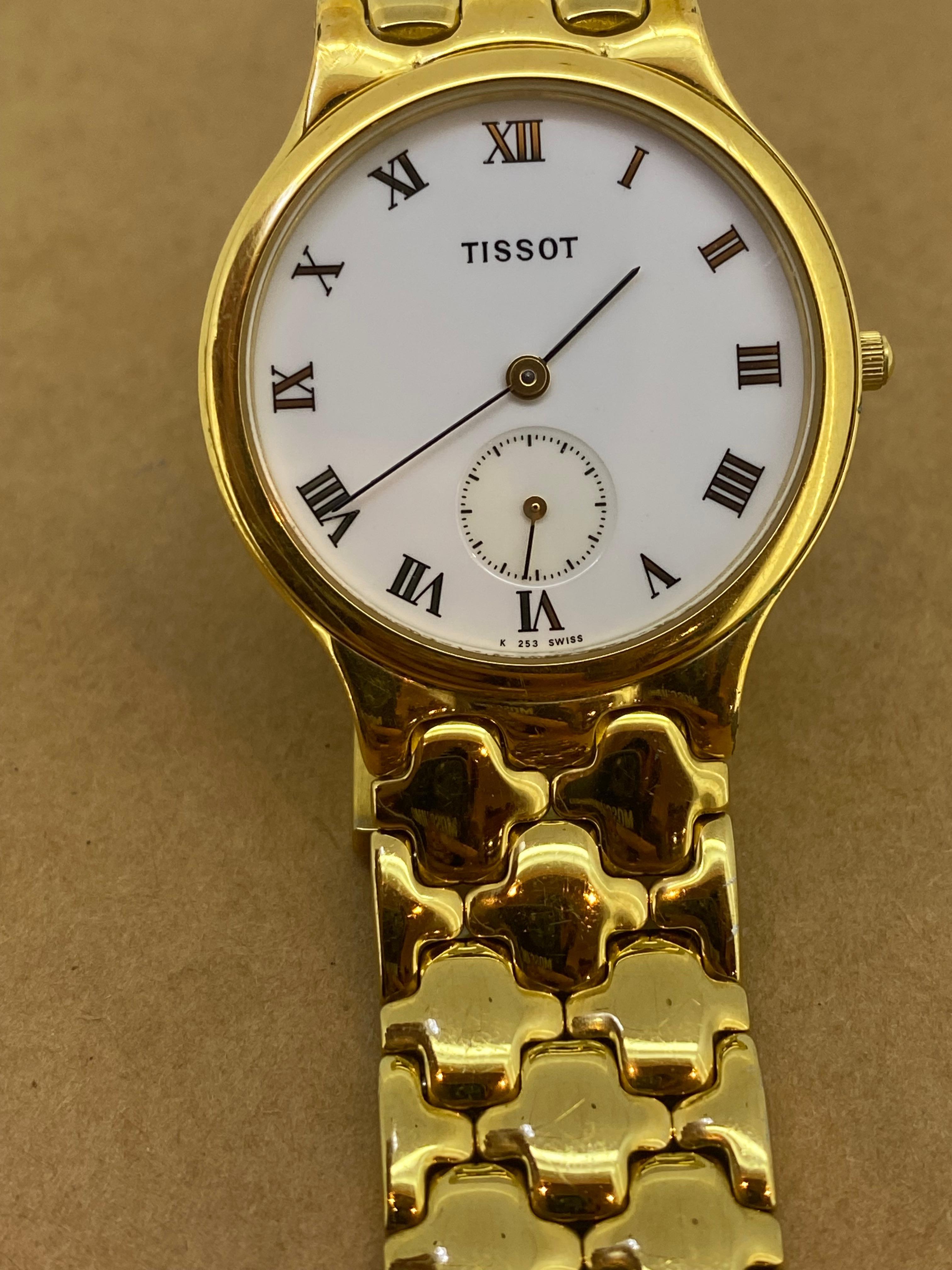 This timepiece by Tissot 
ref K 253 is a sophisticated vintage men's watch, 
dating from 1990's

Performed in gold-plated stainless steel, 
the Case measures 32mm (not including the crown), 
signed & numbered to the back, 
water-resistant 30m 

The