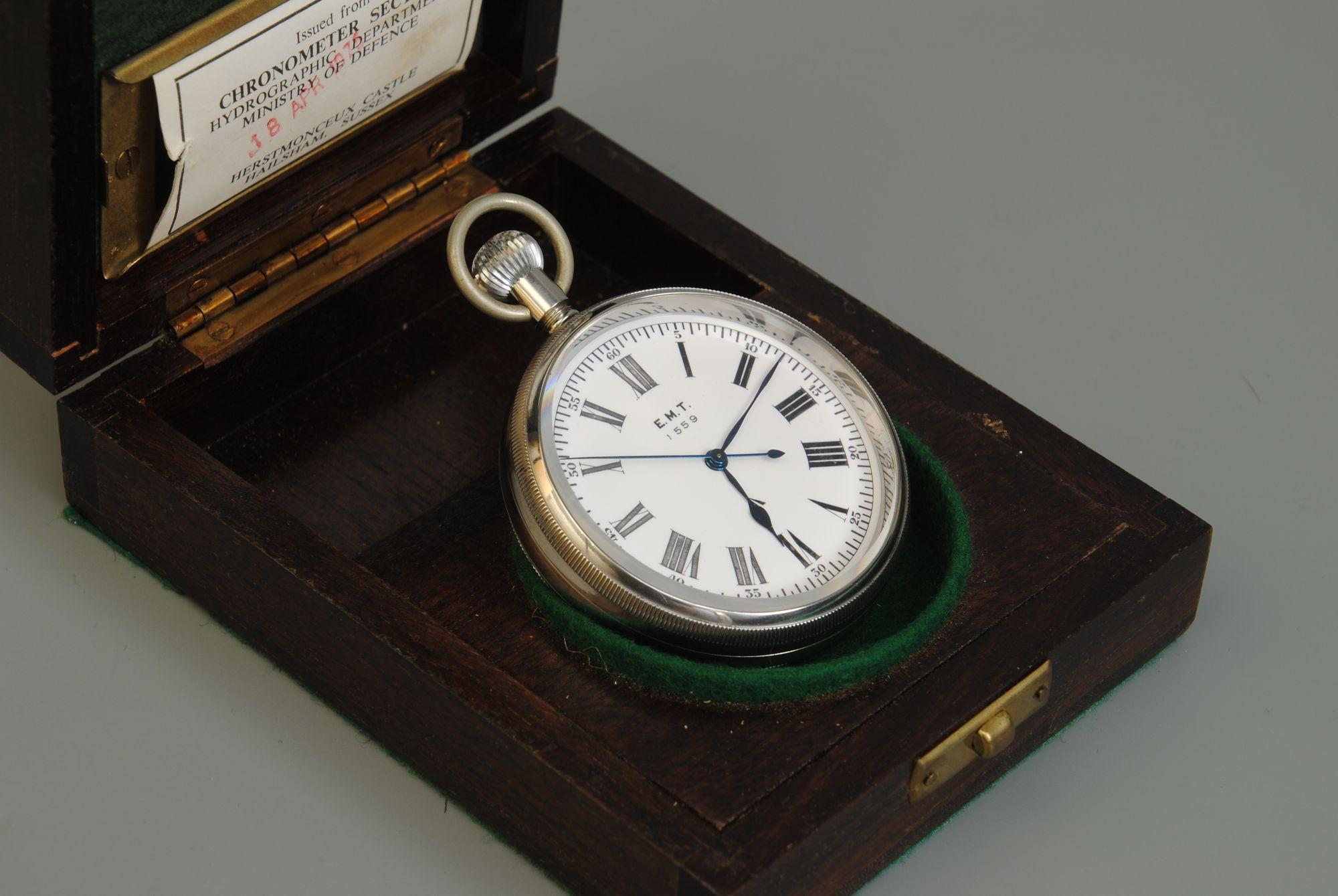 Eine Tissot Decksuhr aus der Mitte des 20. Jahrhunderts im Originalgehäuse, diese Uhren wurden am Ende des Zweiten Weltkriegs verwendet und später in den 1970er Jahren verkauft