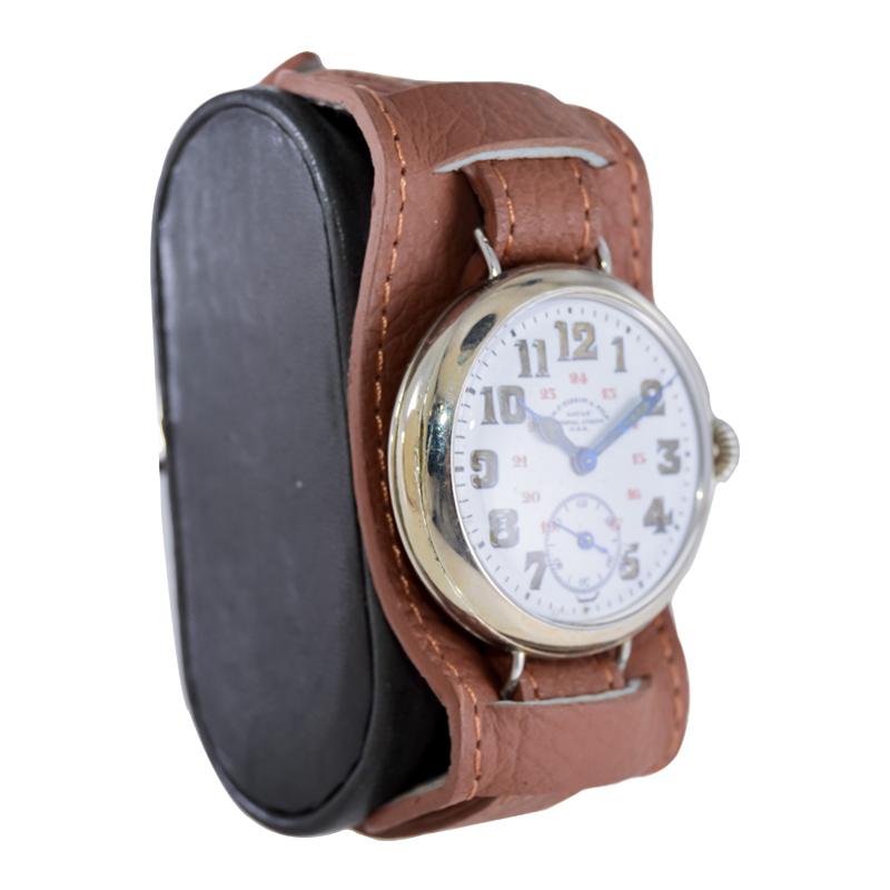 FABRIK / HAUS: Tissot Watch Company
STIL / REFERENZ: Trench Watch / Campaigner Style 
METALL / MATERIAL: Neusilber
CIRCA / JAHR: 1915
ABMESSUNGEN / GRÖSSE:  Länge 43mm X Durchmesser 33mm
UHRWERK / KALIBER: Handaufzug / 15 Jewels /