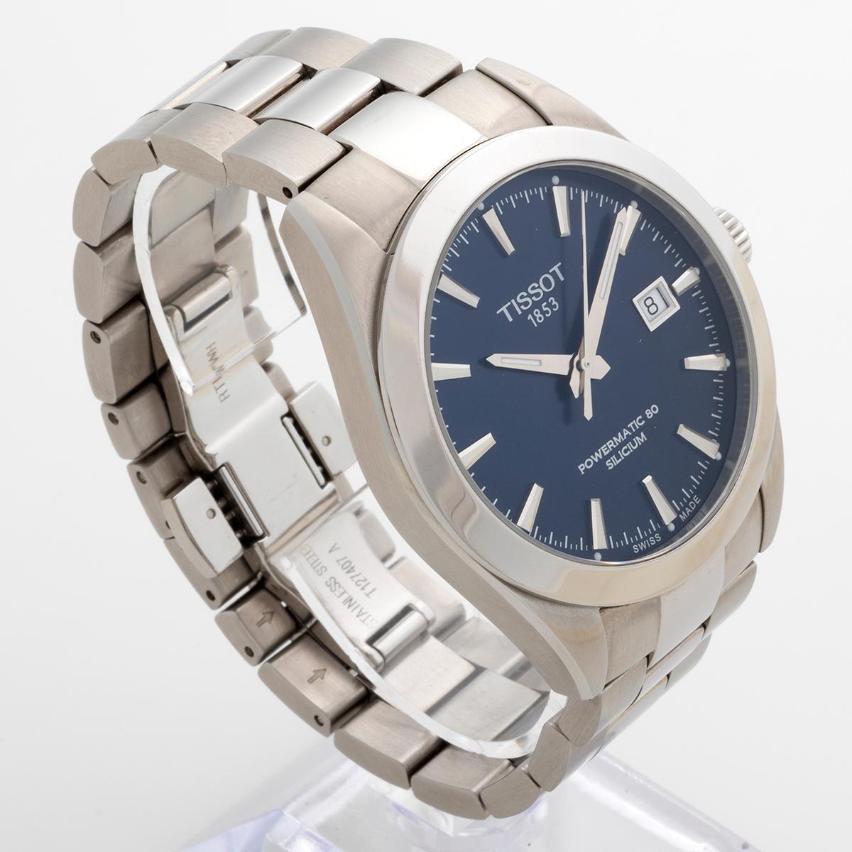 Nuestro atractivo Tissot Powermatic Gentleman 80 referencia T127.407.11.041.00 tiene una caja de acero inoxidable de 40 mm, una atractiva esfera azul con fecha y un brazalete de acero inoxidable con cierre desplegable. El movimiento automático con