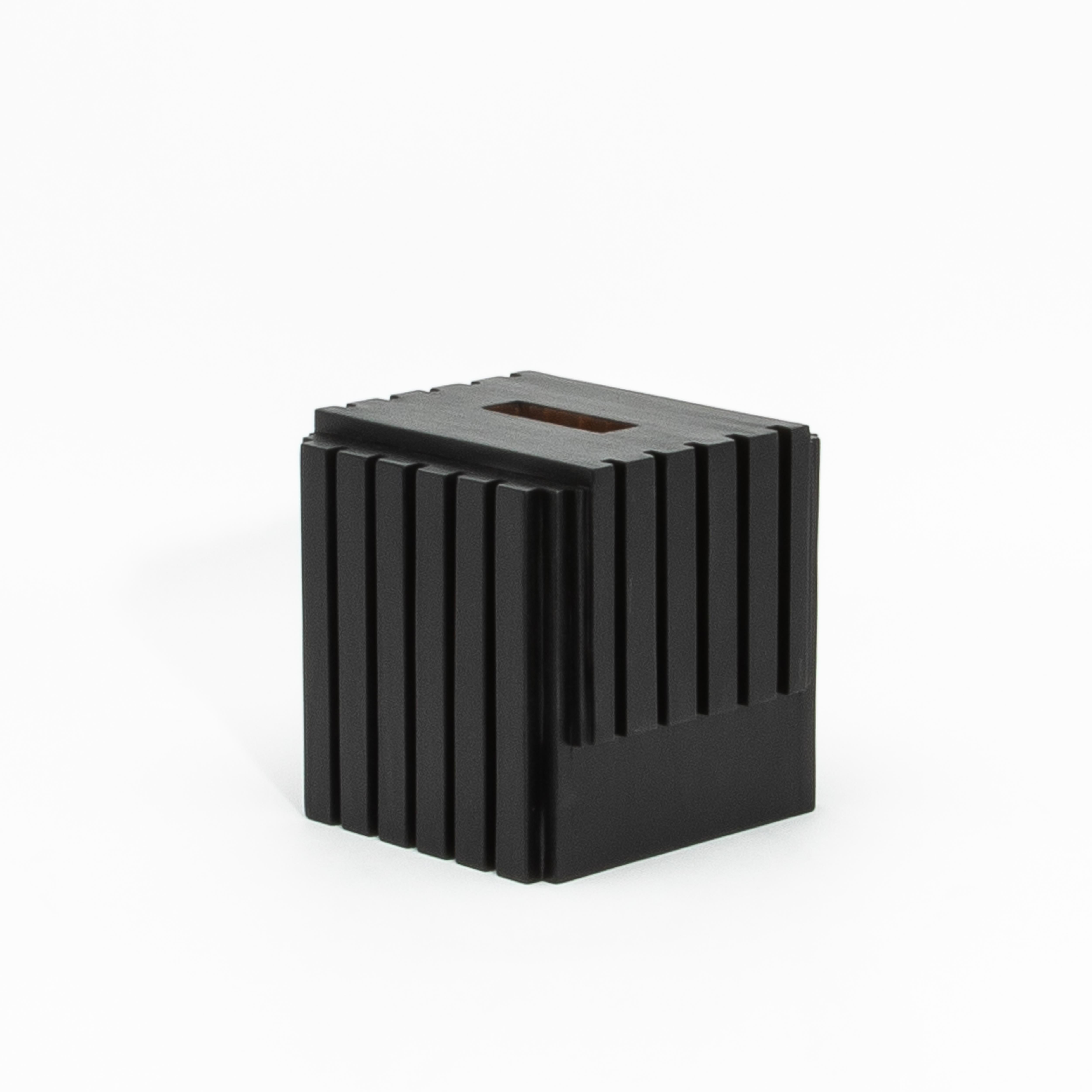 La Caja de pañuelos de Roble Negro de R&Y Augousti personifica el minimalismo refinado y la artesanía de lujo. Fabricada en roble de primera calidad, esta caja para pañuelos es un testimonio de la maestría de las técnicas artesanales. Su forma