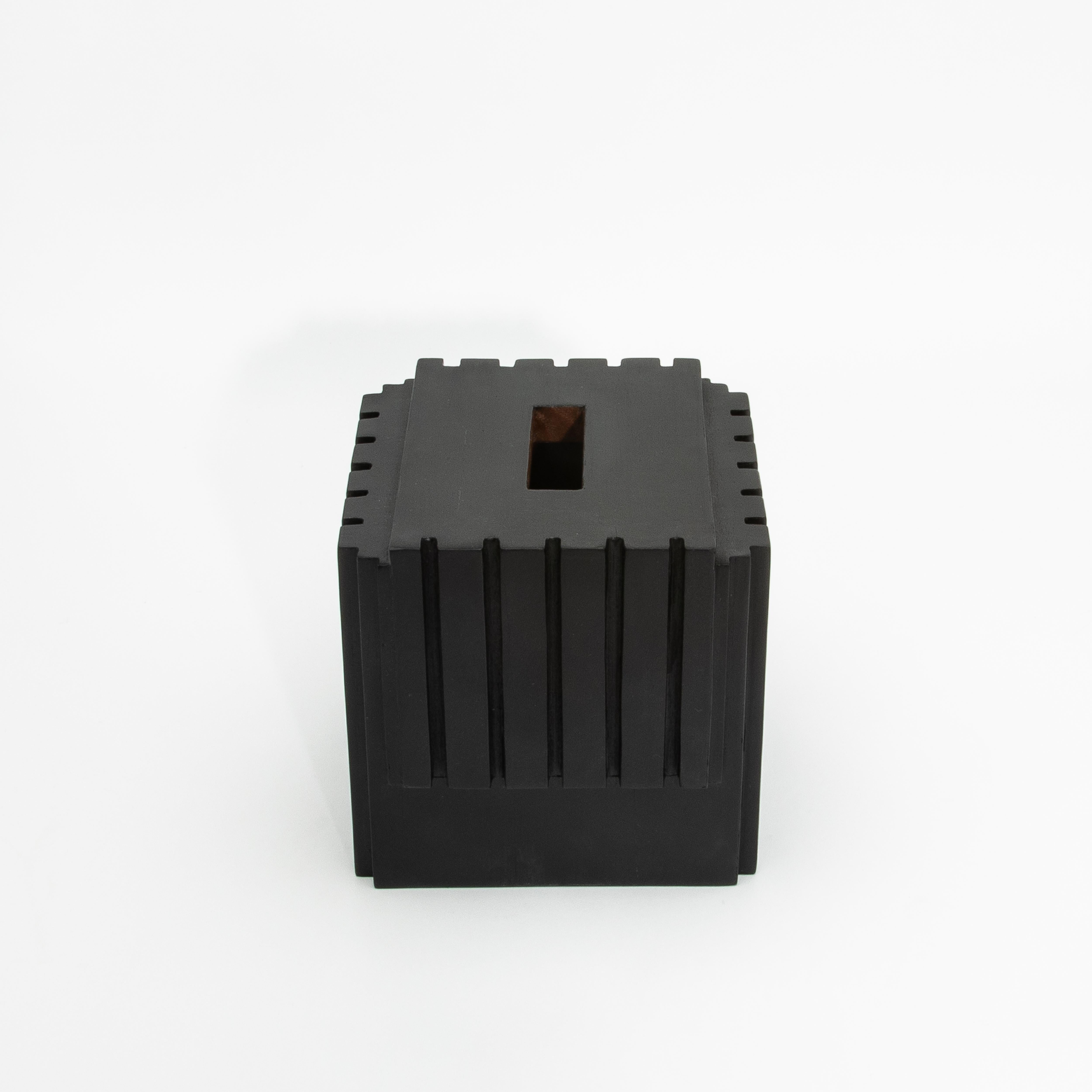 Caja para pañuelos en roble negro by R&Y Augousti Hecho a mano en venta