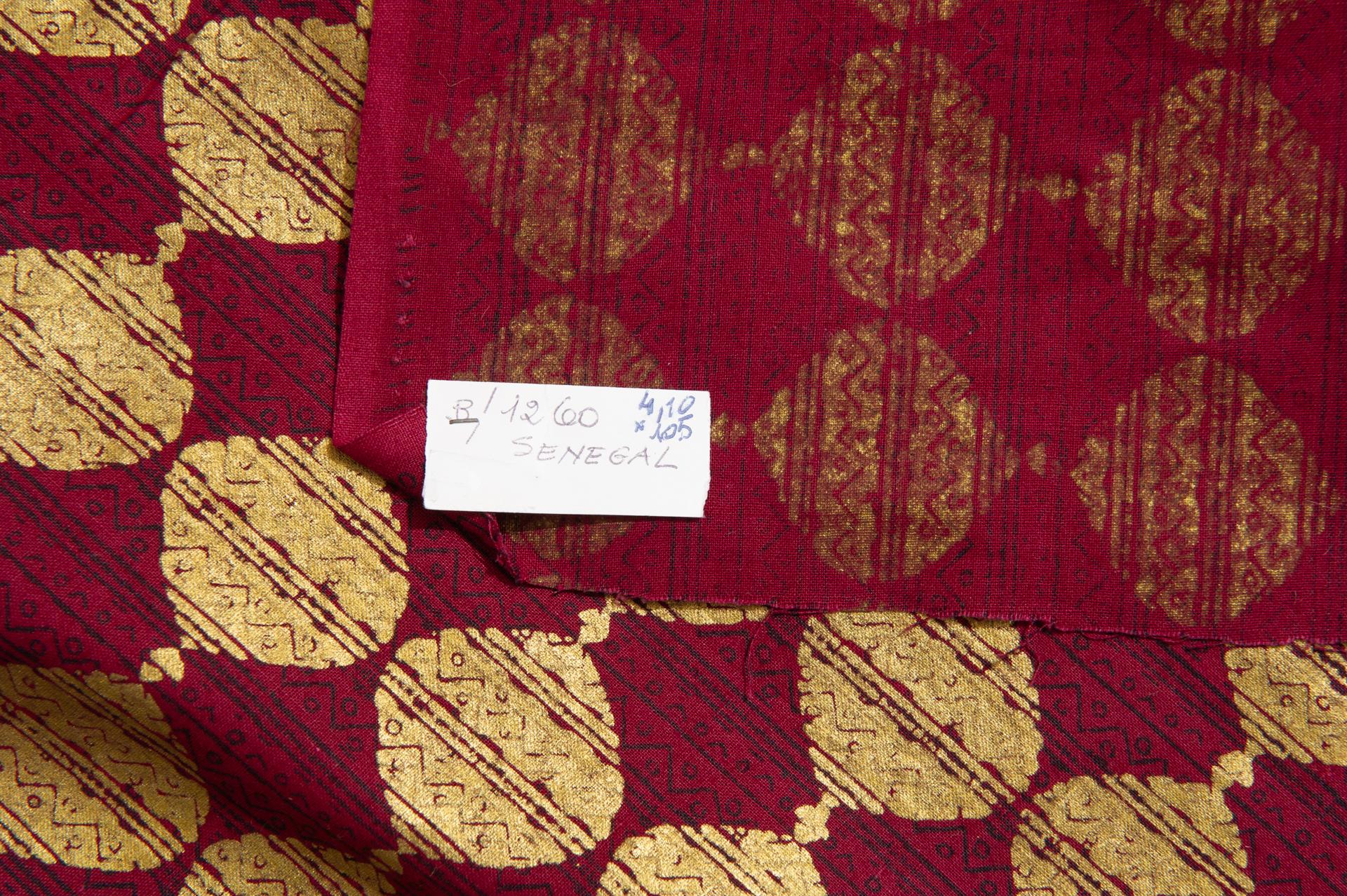 Ungewöhnliches, interessantes, elegantes, handbedrucktes Gewebe aus dem Senegal: für einen Vorhang oder für ein schönes Kleid.
Es ist perfekt, neu, nie benutzt.