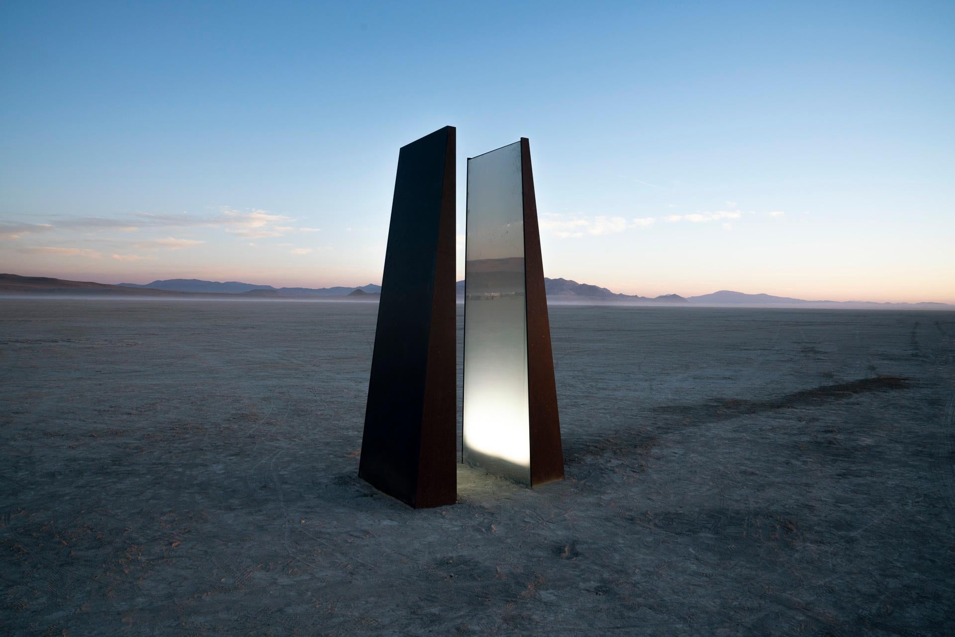 Marcus Vinicius De Paula es un escultor brasileño-estadounidense afincado en Nueva York.

La práctica de De Paula se centra en explorar su identidad como hijo de inmigrantes de Brasil, con un padre que ha pasado de una pequeña ciudad de São Paulo a