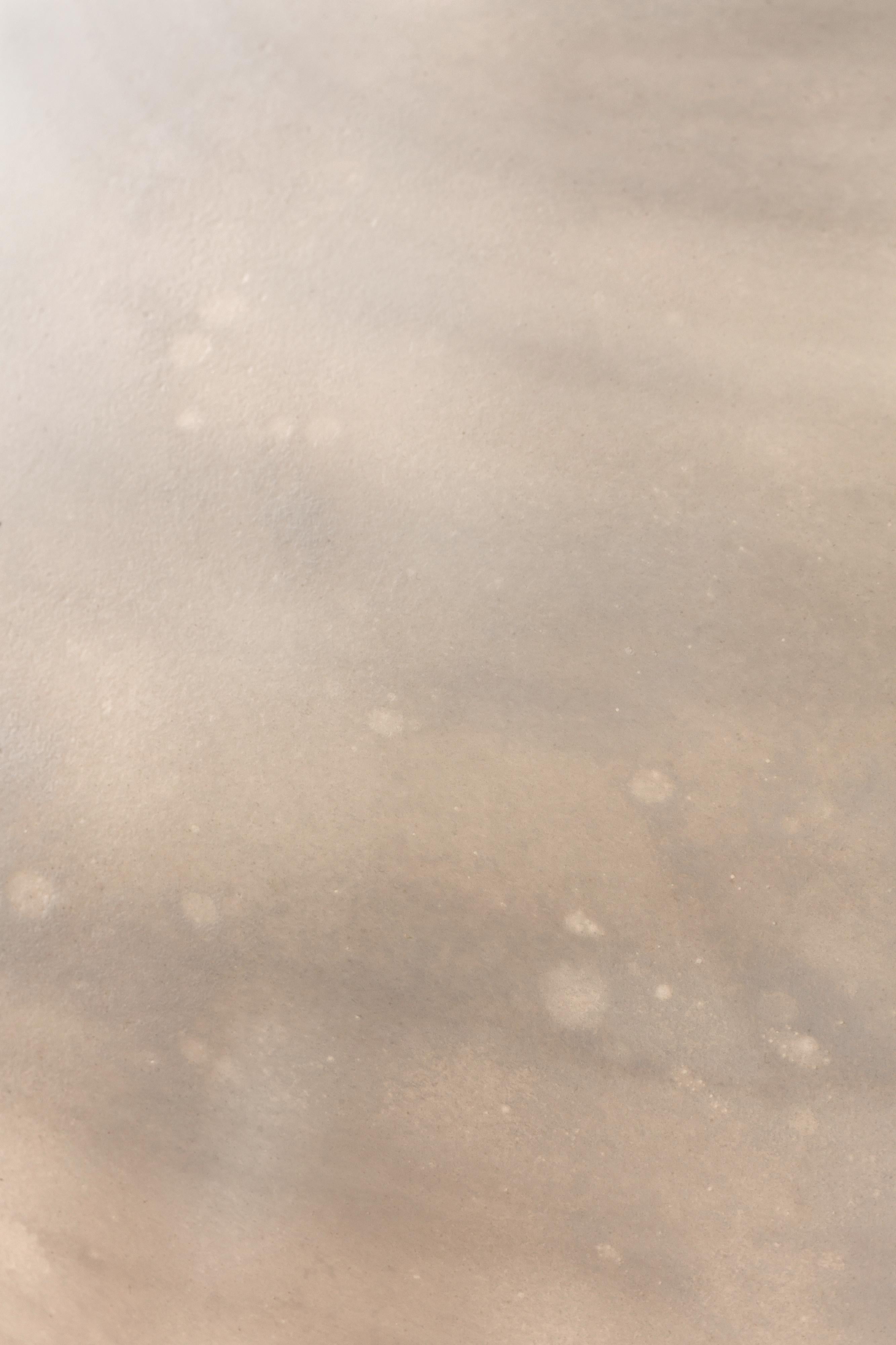 Tischleuchte mit Titan-Skulptur, Ludovic Clément d'Armont.
Geblasenes Glas und Messing.
Abmessungen: 25 x 25 x 25 cm.

Ludovic Clément d'Armont führt eine jahrhundertealte Familientradition von Glasmachern, Malern, Schreinern und Künstlern fort. Als