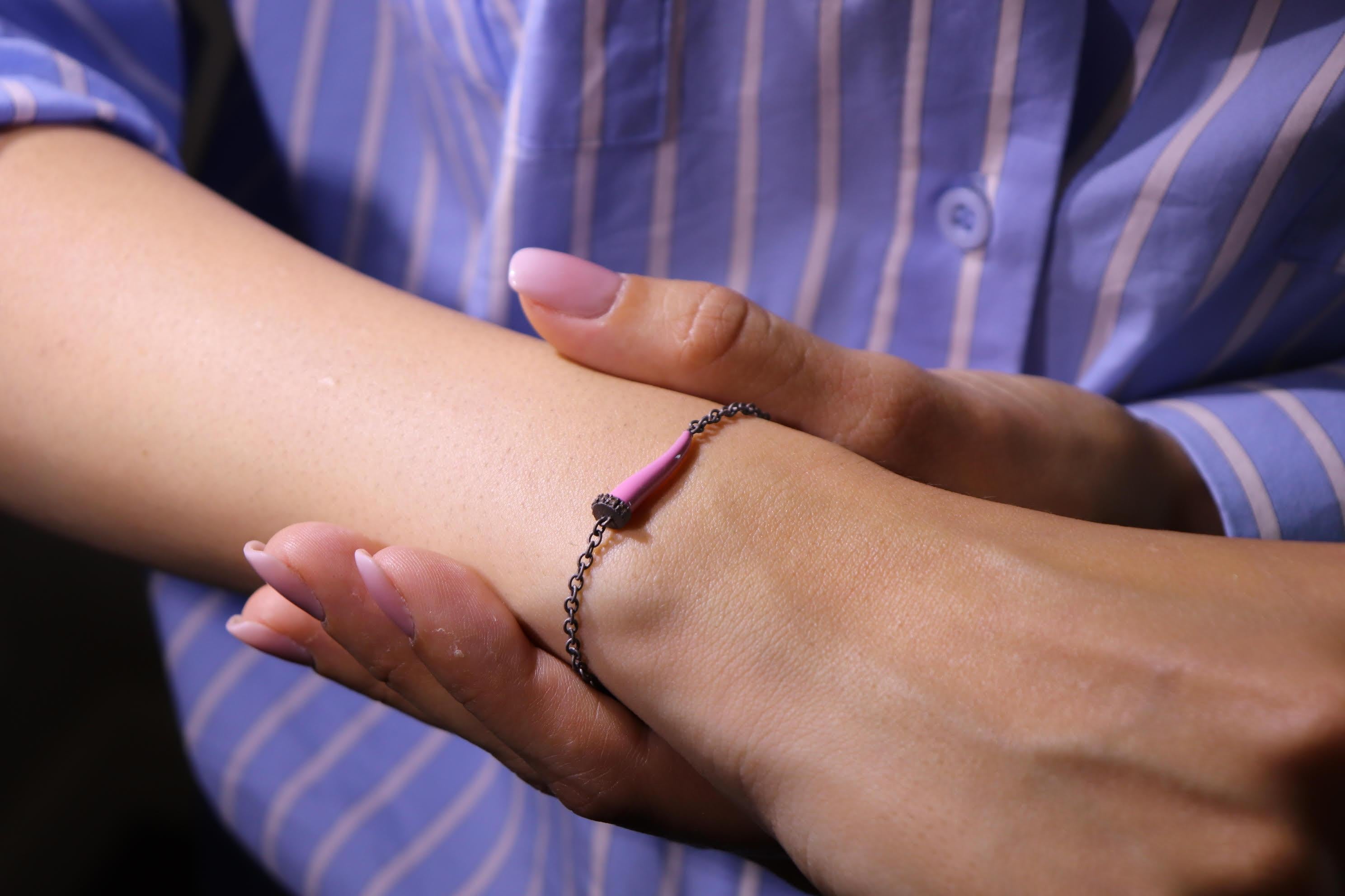 Dieses Titanarmband wurde für einen guten Zweck geschaffen, eine besondere Geschichte, die mit Ihnen geteilt werden muss. Es stellt das italienische Horn dar, das in der Gegend um Neapel, im Süden Italiens, Glück symbolisiert.
Außerdem ist die rosa