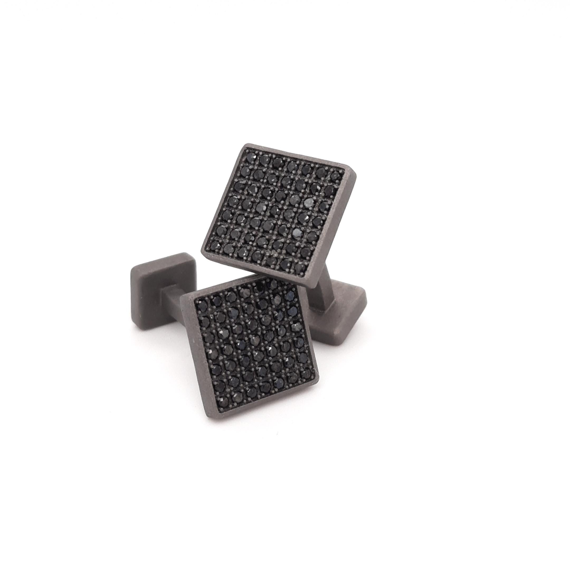 Ces boutons de manchette en titane proviennent de Men's Collection. Ces boutons de manchette carrés sont ornés de 98 diamants noirs ronds naturels placés au total de 0,98 carat. Les dimensions des boutons de manchette sont de 1,25 cm x 1,25 cm. Ces