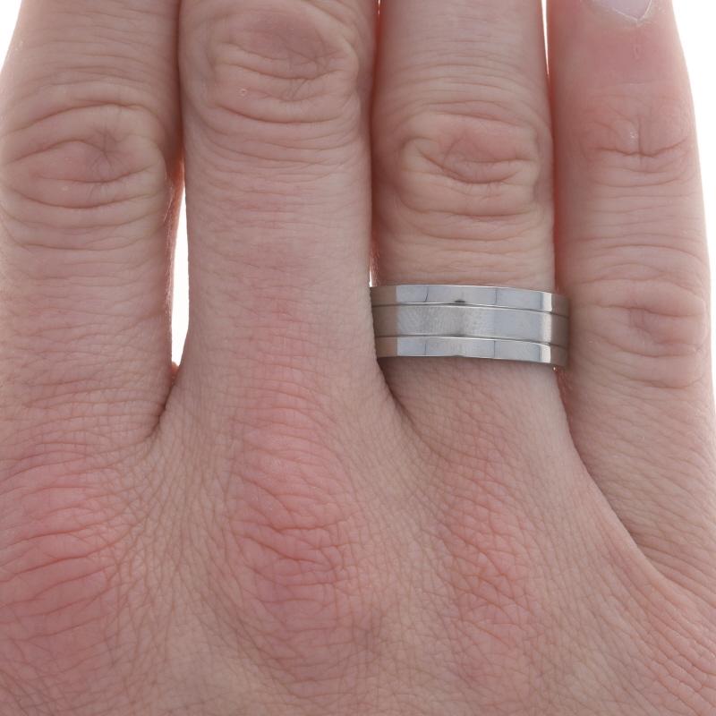 Herren-Hochzeitsring aus Titan mit gebürsteten Streifen - Comfort Fit Ring Größe 10 1/2 im Zustand „Hervorragend“ in Greensboro, NC