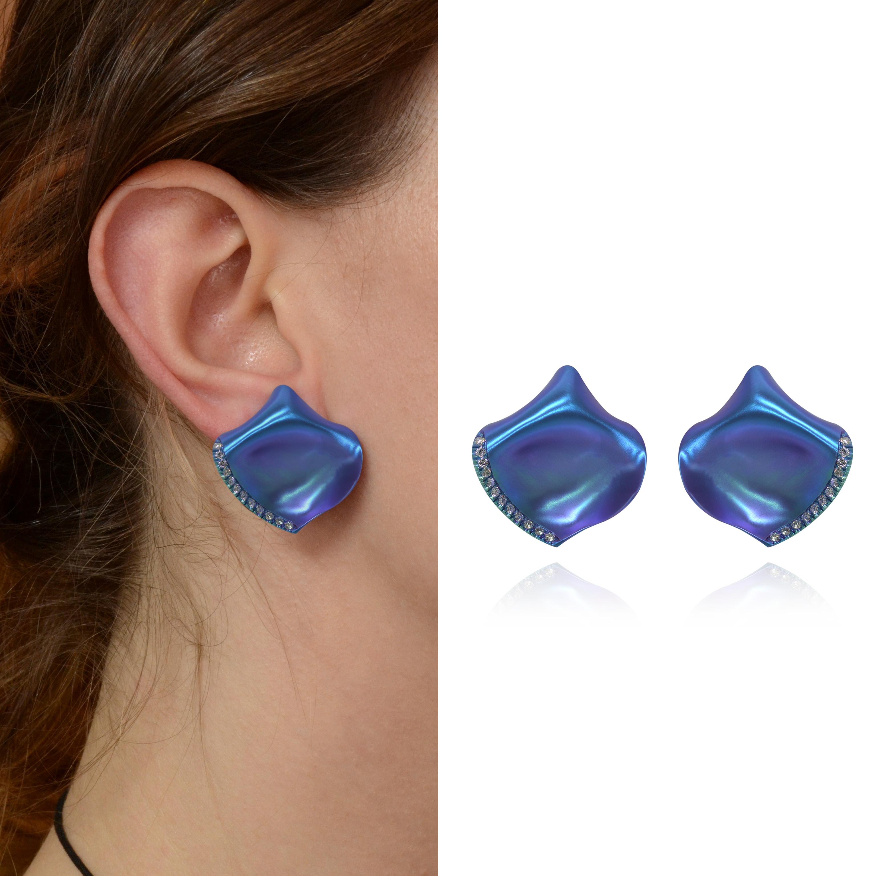 Die extrem leichten Petal-Ohrringe werden in der italienischen Werkstatt der Familie Margherita Burgener in Handarbeit aus Titan hergestellt. 

Titan insgesamt Gramm 5,47, oxidierte blaue Farbe
Clips 18 KT Roségold  Gramm insgesamt 2,10
n.20