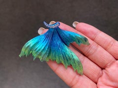 Broche de titanio y diamantes - Forma de ala / pájaro volador azul y verde iridiscente