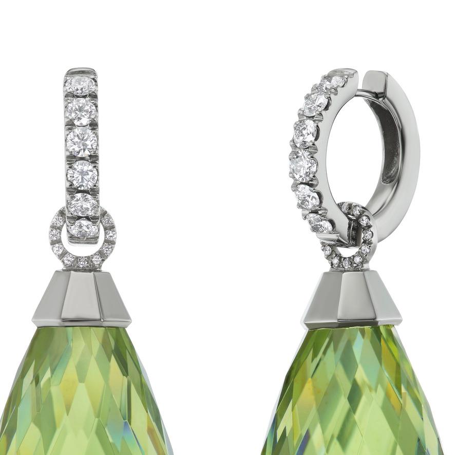 Taille ronde Boucles d'oreilles pendantes en titane, diamant et ambre vert en vente