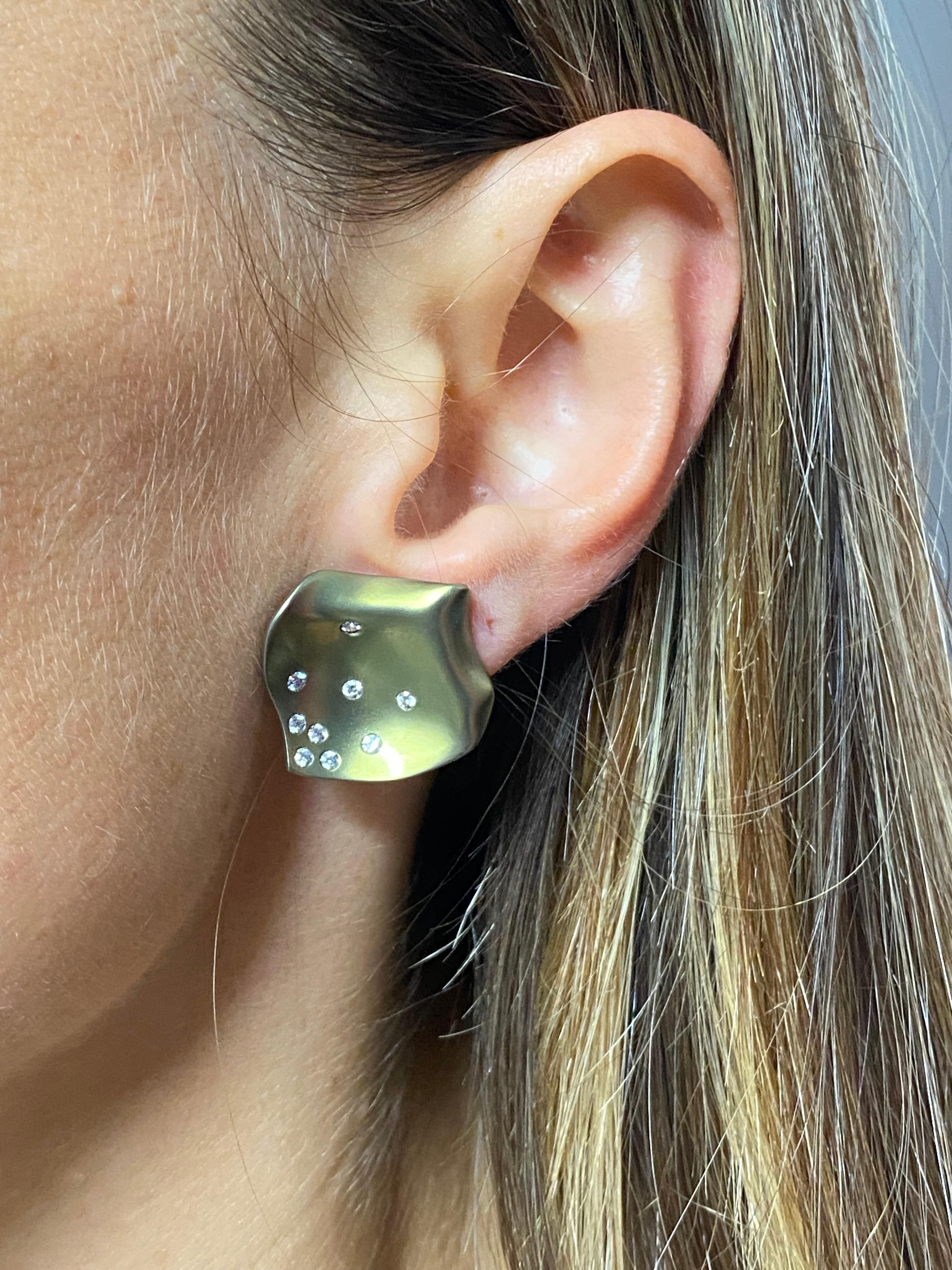 Gli iconici orecchini a petalo di Margherita Burgener in versione double wear. Realizzate a mano in titanio, sono estremamente leggere.
Titanio ossidato di colore giallo.  Il colore è stabile. 
Su richiesta  possono essere solo clip, per lobi non