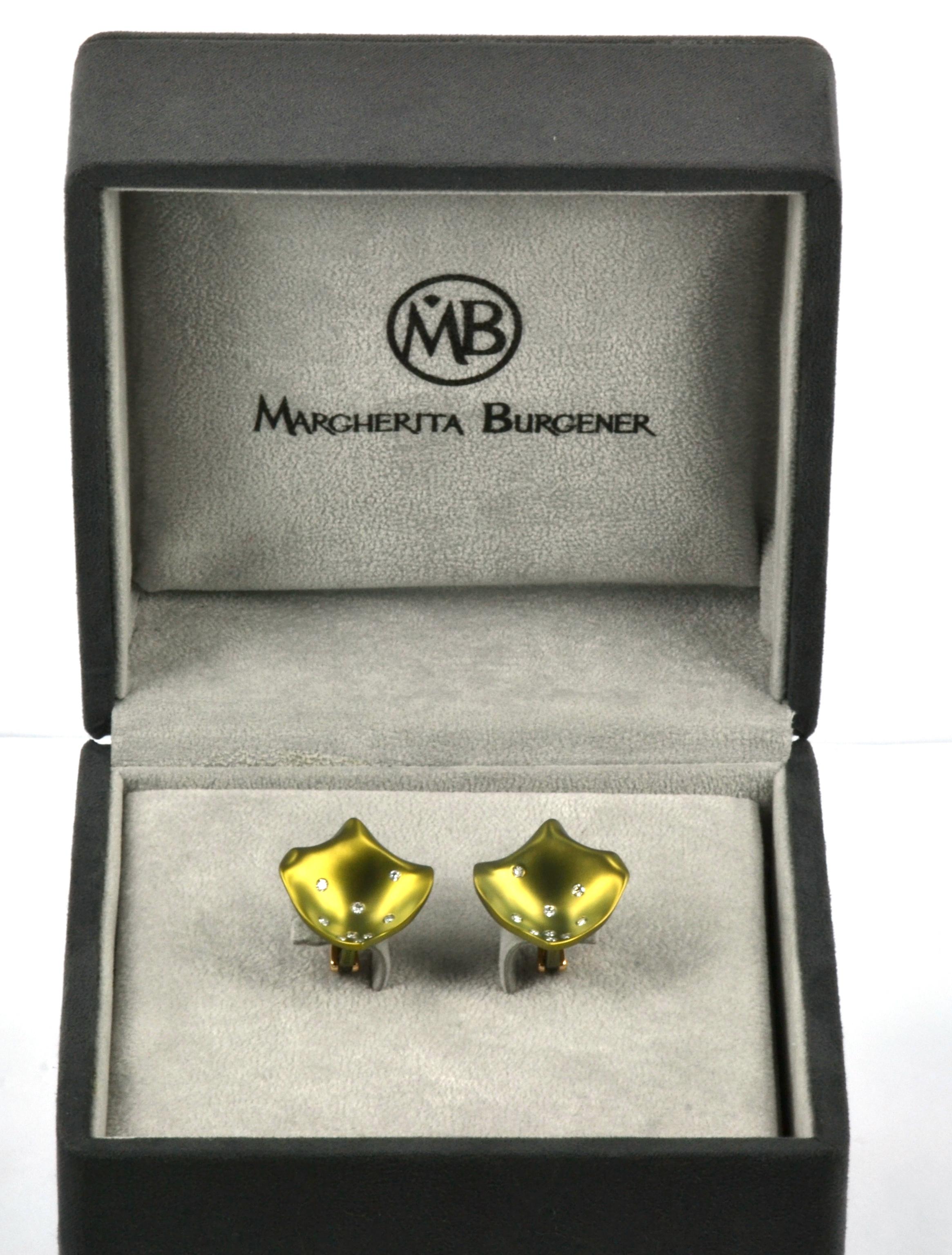 Contemporaneo Orecchini con petali in titanio e diamanti naturali in oro rosa 18KT Made in Italy in vendita