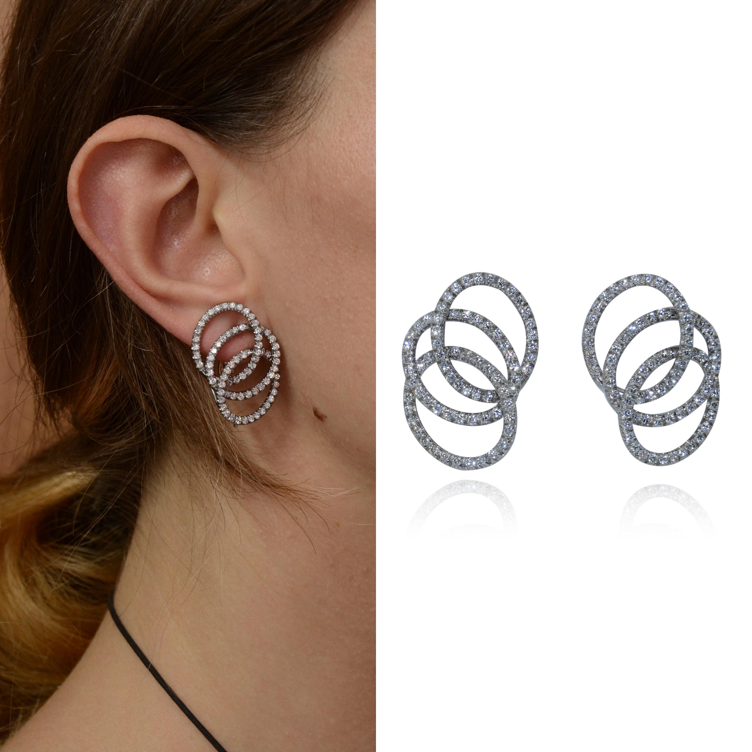 Forever contemporary classic pair of earrings. Very chic, very light and shining.
Handmade by a wire of titanium, shaping  three ovals that, after setting are soldered together to overlap and give the very nice final shape of the earrings.
Titanium