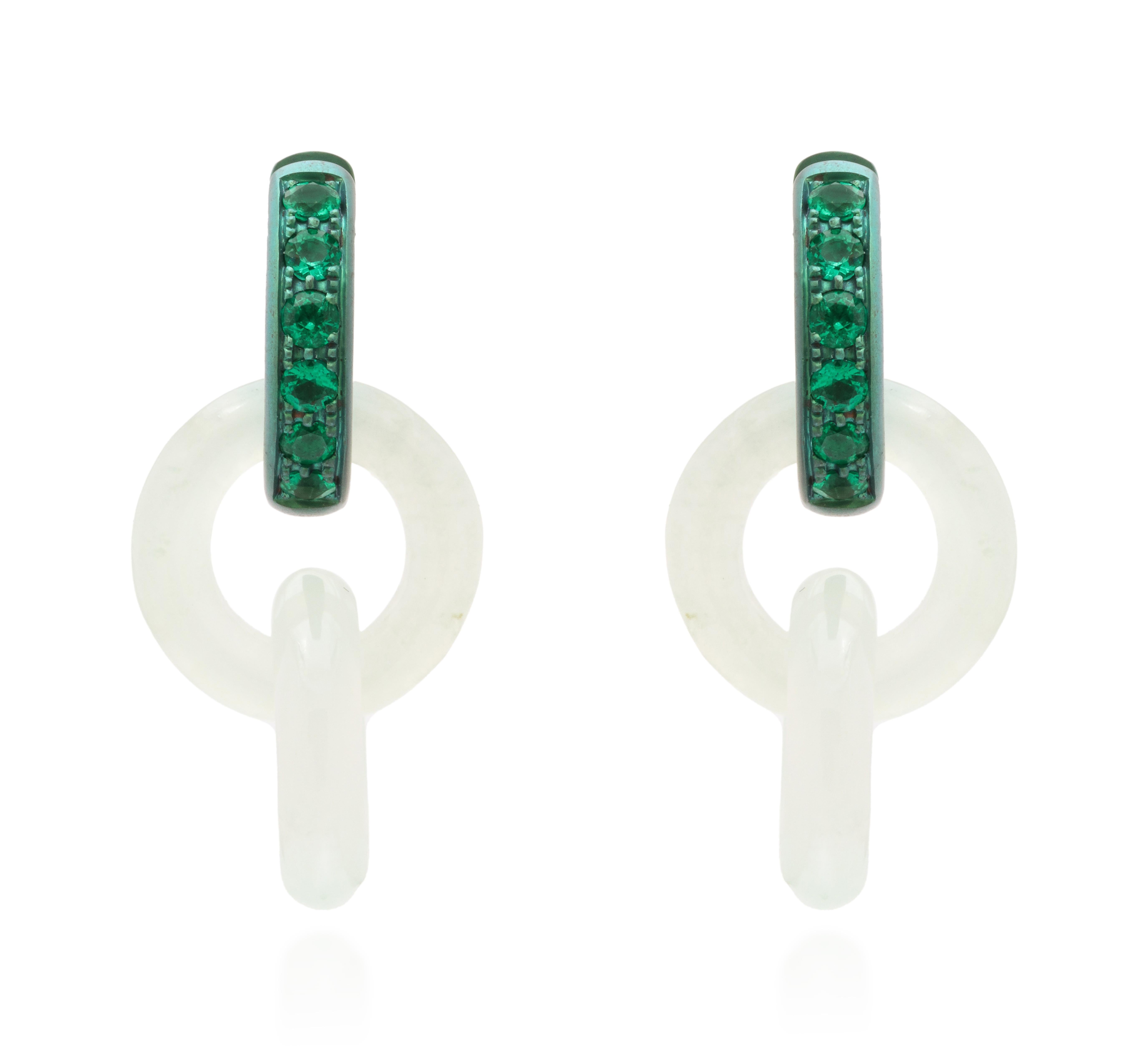 Ces anneaux de jade exquis, méticuleusement taillés à la main dans un seul bloc de jade, illustrent le savoir-faire inégalé de la sculpture sur pierre. À la fois élégante et rare, la complexité du design Elegne témoigne de la véritable maîtrise de
