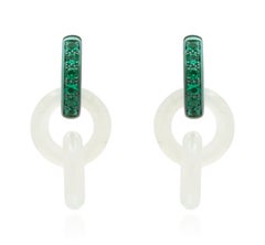 Pendants d'oreilles en titane Jade entrelacé d'émeraudes