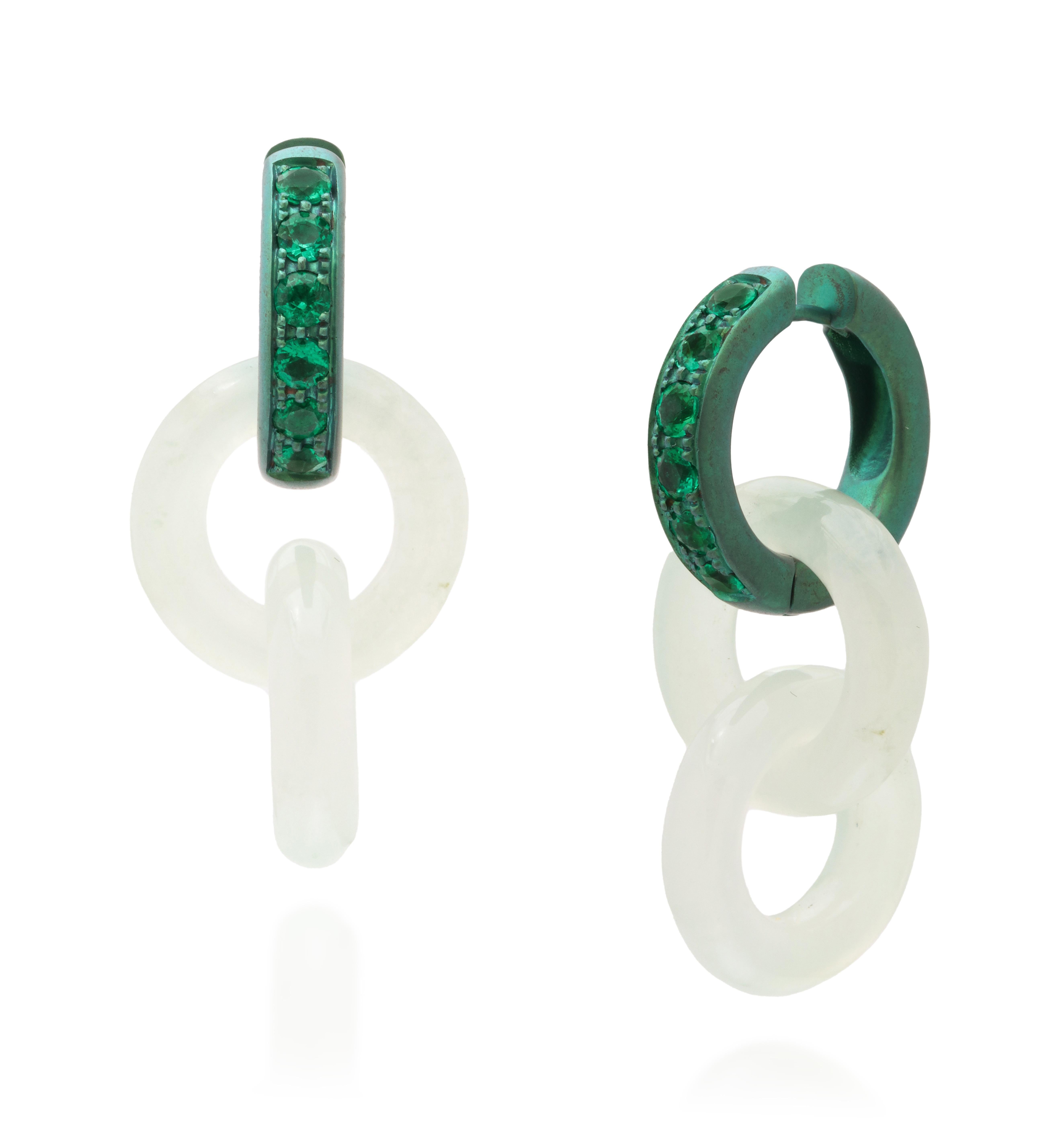 Moderne Pendants d'oreilles en titane Jade entrelacé d'émeraudes en vente