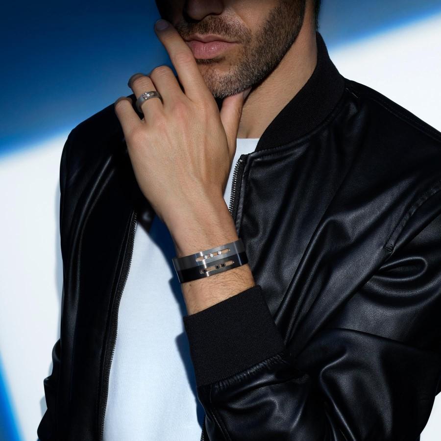 This graphite titanium and brilliant-cut white diamond bangle bracelet takes on an ultra-modern look and plays on a sober and masculine aesthetic. We love this men's bangle bracelet for its moving diamonds, a playful and original detail that Valérie