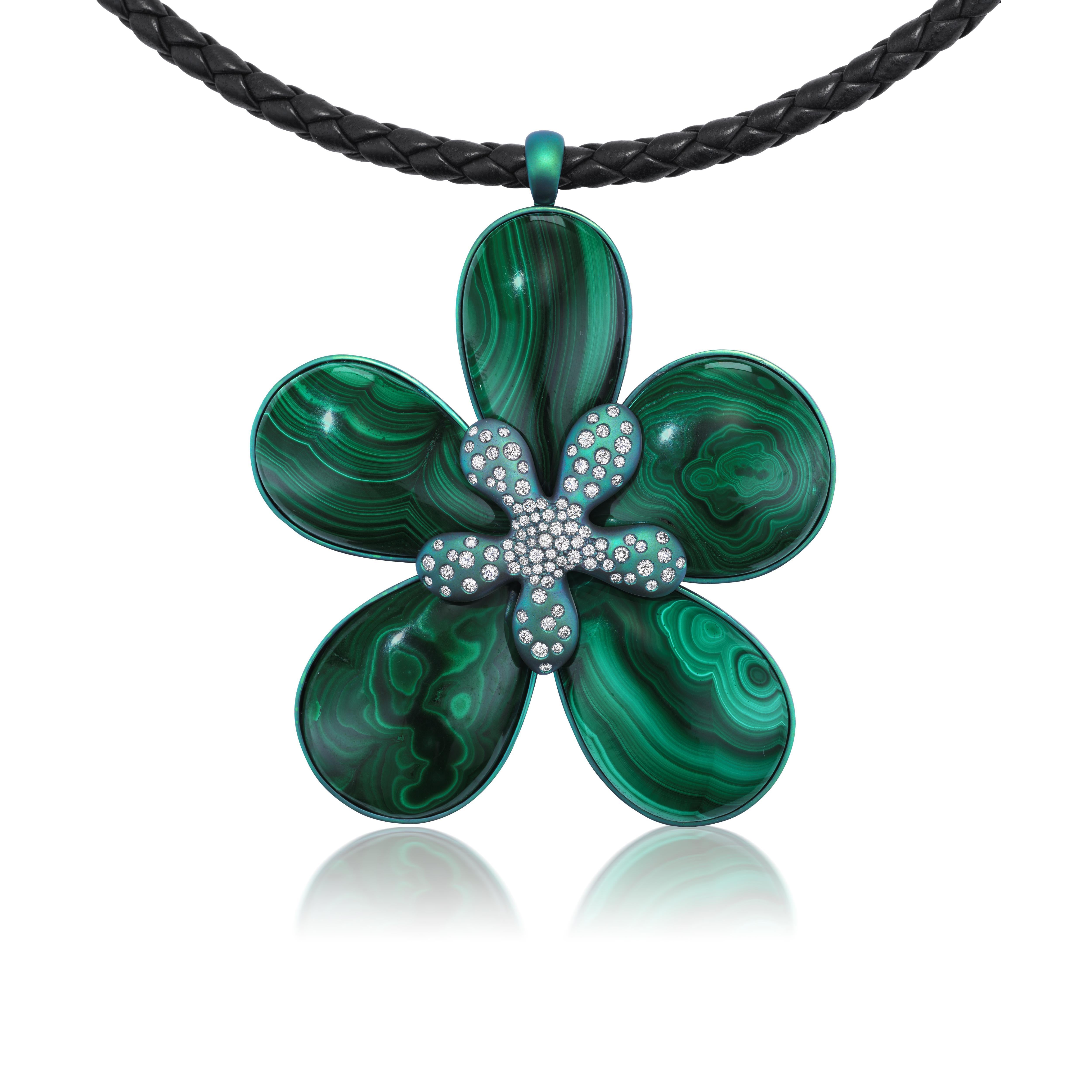 Ce collier unique en son genre présente une combinaison étonnante de malachite et de diamants sertis dans du titane vert anodisé. Chaque élément de cette pièce exquise s'harmonise pour créer un chef-d'œuvre visuel captivant qui ne manquera pas de