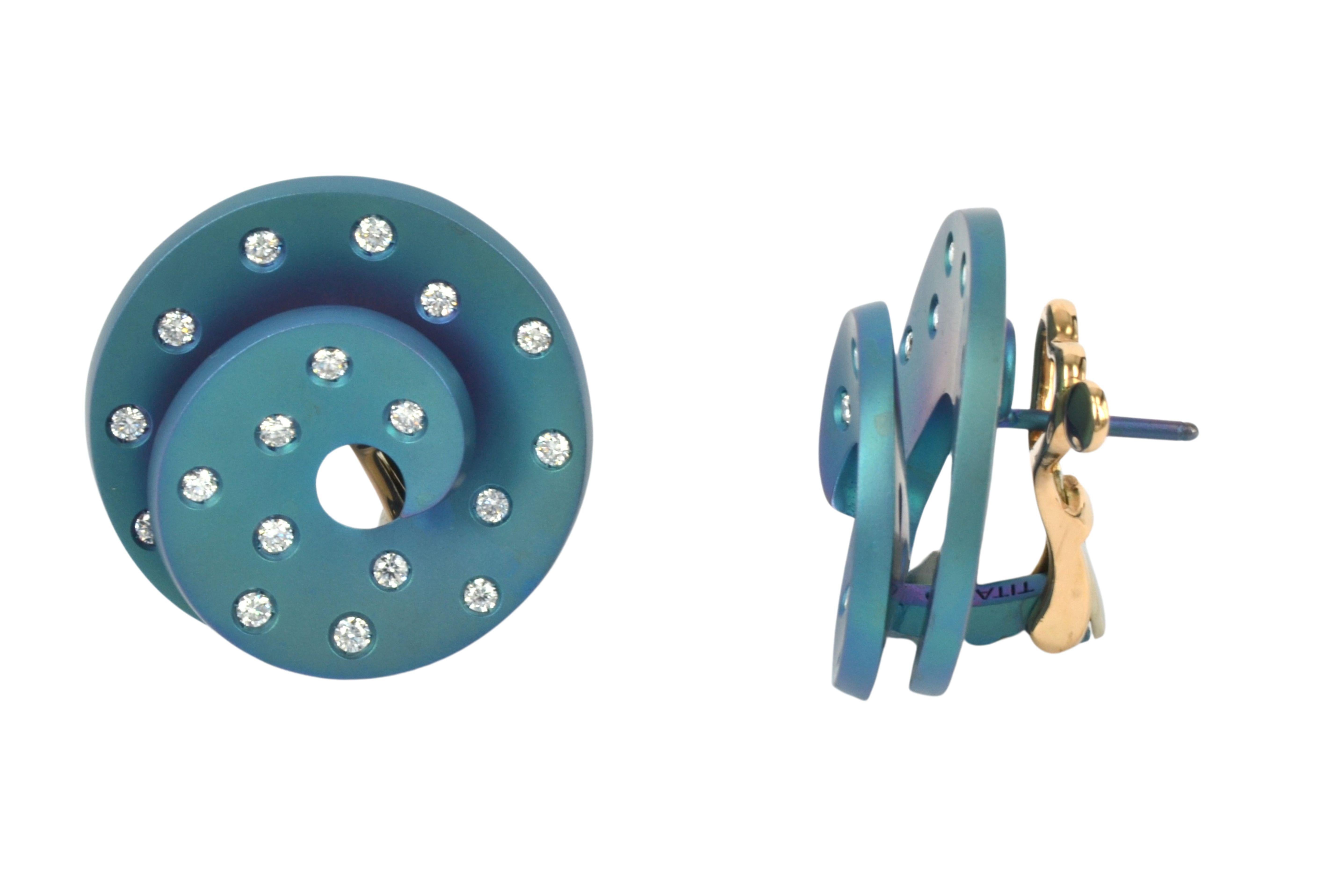 



Oro rosa de 18 KT gramos 1,88 (clips)
n. 36 diamantes naturales - quilate total 0,47
calidad de los diamantes F/G  color y claridad VVS 
Titanio azul gramos 6,40


Los diamantes que engastamos son diamantes naturales. Se han adquirido a fuentes