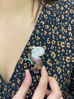 Titanio, perla, rubíes, peridoto, diamantes, zafiros rosas y azules Broche de pájaro