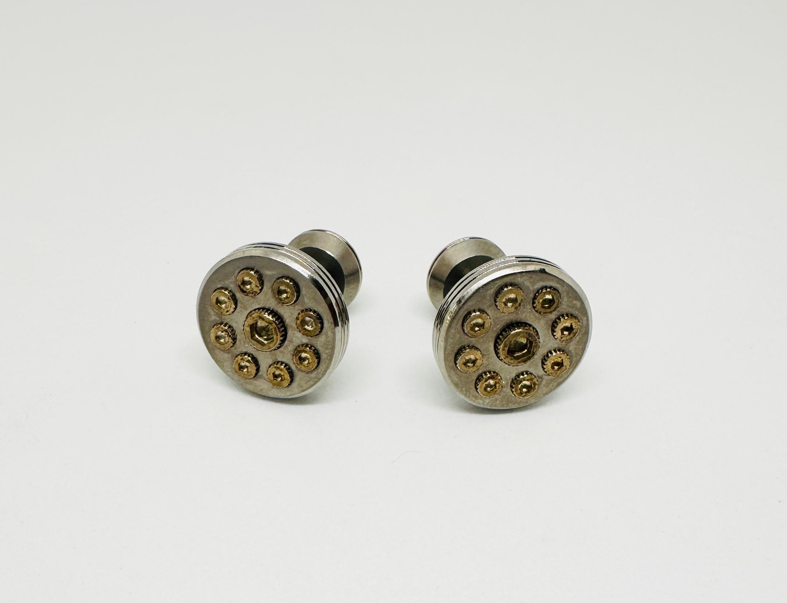 Boutons de manchette rares et de grande collection de la collection Turbo de Paloma Picasso pour Tiffany & Co. 

Chaque bouton de manchette comporte 10 boulons hexagonaux en argent sterling (9 au recto, 1 au verso) sertis dans du titane. Les faces