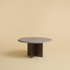Table basse Tinian en travertin titane et chêne fumé par Lebanto
