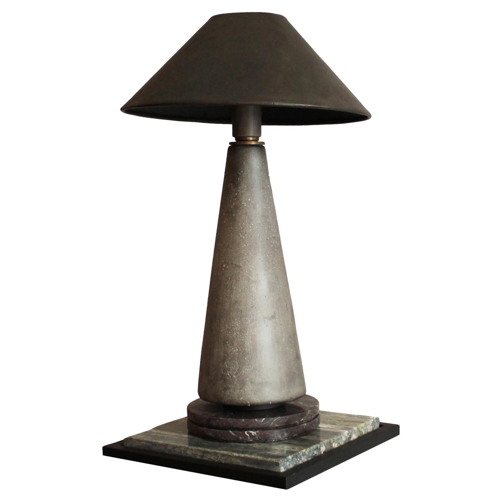 Lámpara de sobremesa de hormigón gris Titano de Acanthus Studio Roma