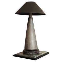 Lampada da tavolo Titano in cemento grigio di Studio A Roma