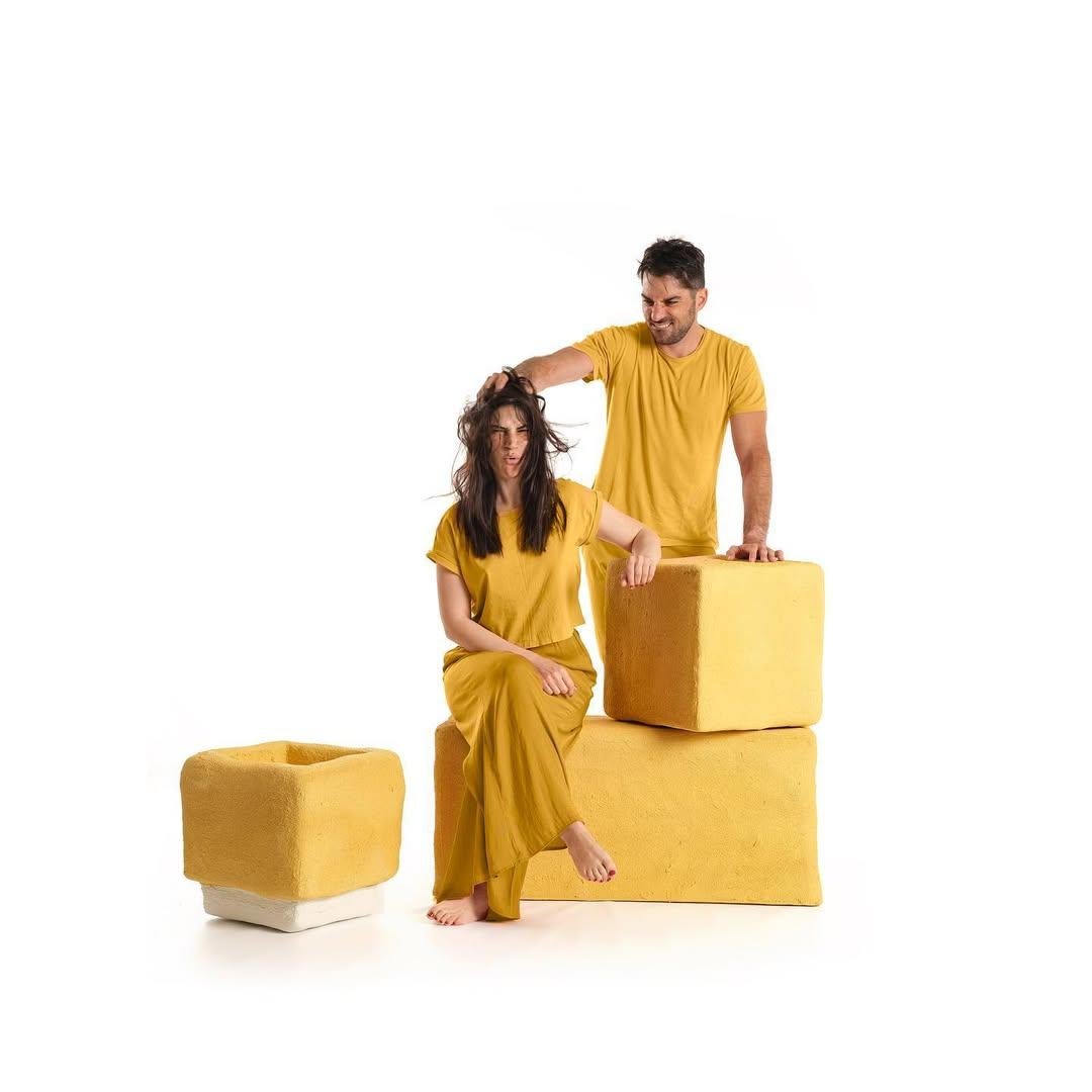 TITI 01 Skulpturaler Hocker aus gelbem Beton für alle Wetterlagen von Mary-Lynn & Carlo (Styropor) im Angebot