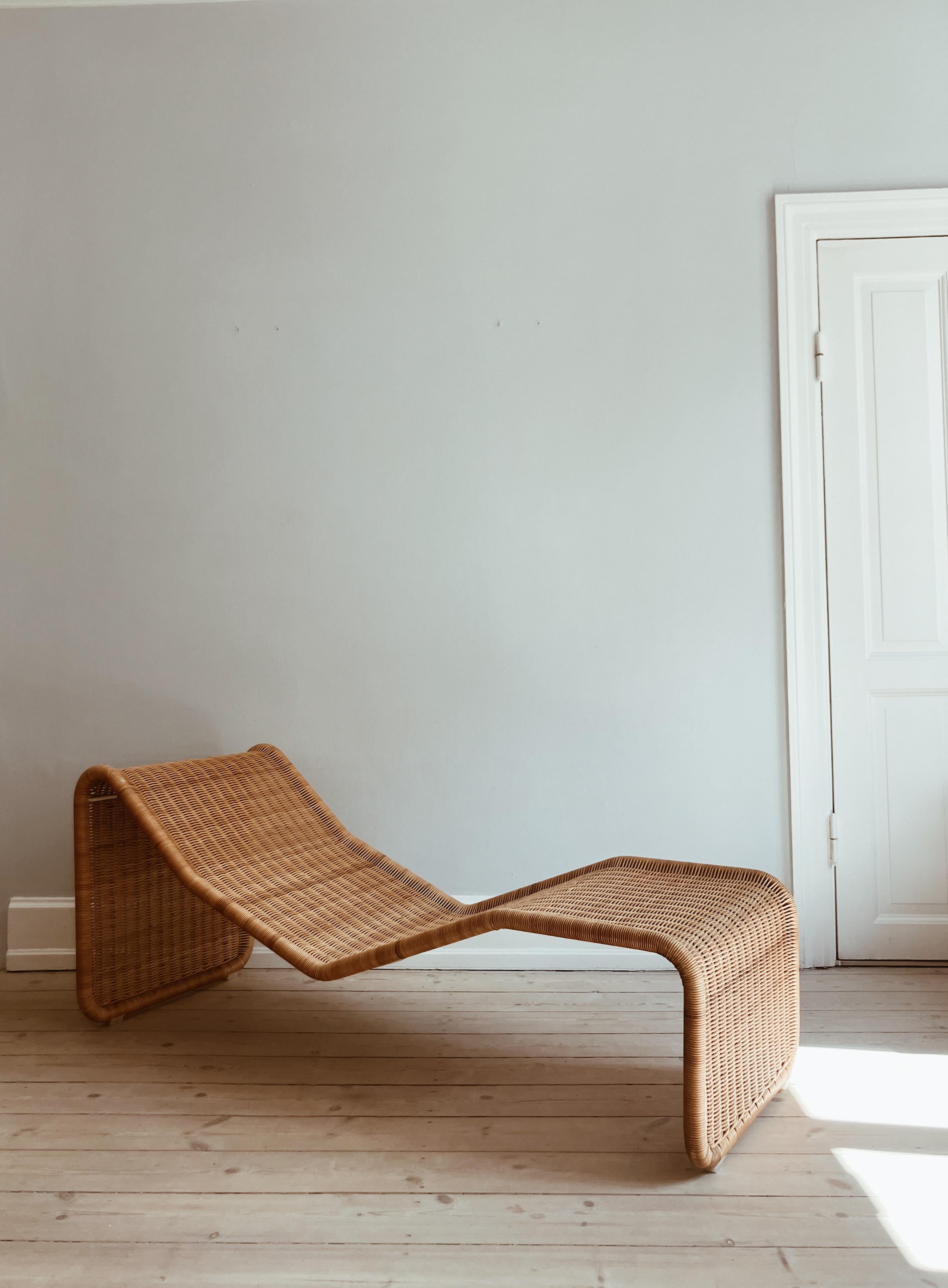 This iconic chaise longue was designed in 1964 by Tito Agnoli, and is produced by Bonacina in Italy. This chaise longue is dated to the early 80s or even earlier.

The model is the original with brass buttons on the back.

Very nice condition