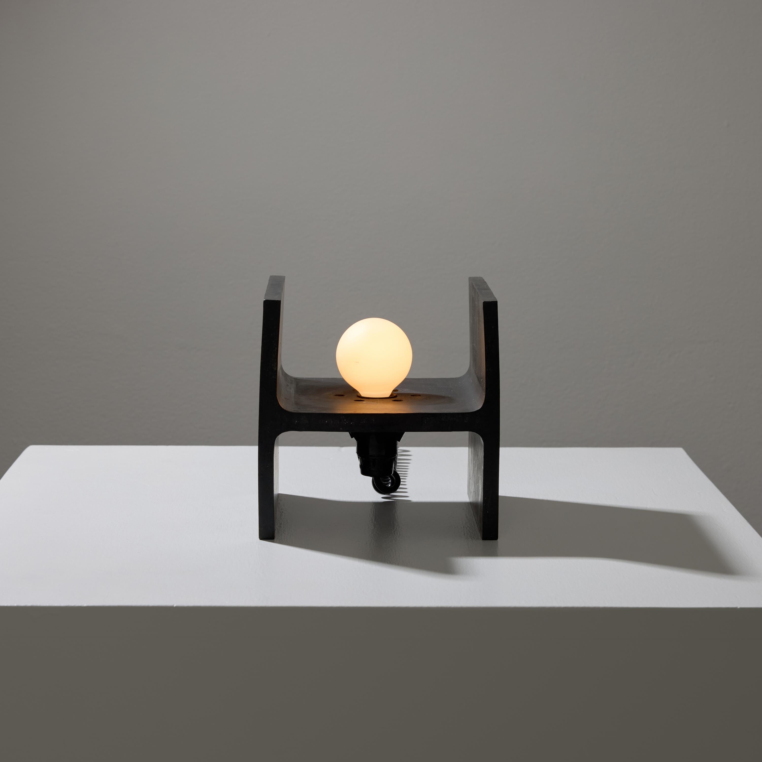 Lampada da tavolo 'Titi' di Eugenio Gentili Tedeschi per Fontana Arte. Progettato e prodotto in Italia, intorno agli anni '1970. Tutti in gomma con impronte circolari lungo le pareti laterali. Al centro si trova una singola presa e14. Si consiglia