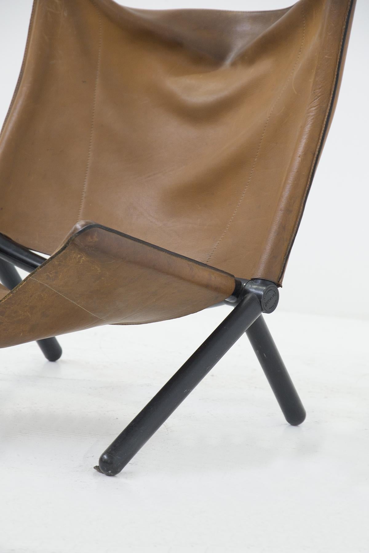 Gorgeous brown leather armchair designed by Titina Ammanati and Giampiero Vitelli in the 1960s, fine Italian manufacture Brunati.
The armchair has a black painted iron supporting frame. There are 4 load-bearing legs, the two back ones are