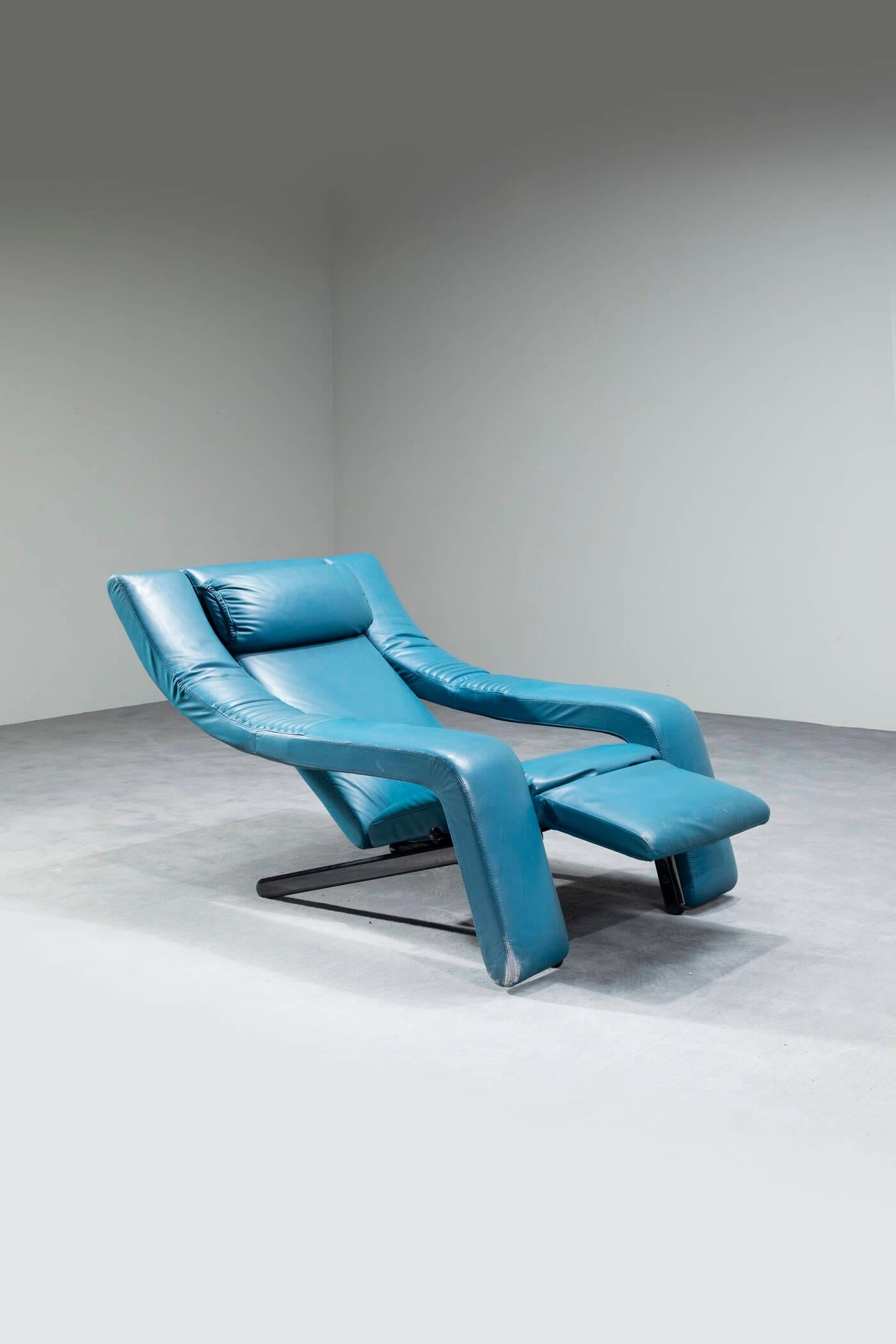 Sillón reclinable con estructura metálica recubierta de espuma de poliuretano ignífuga y soportes de hierro lacado
Etiqueta del fabricante
Prod. Brumati, 1985

Bibl: Giuliana Gramigna, 