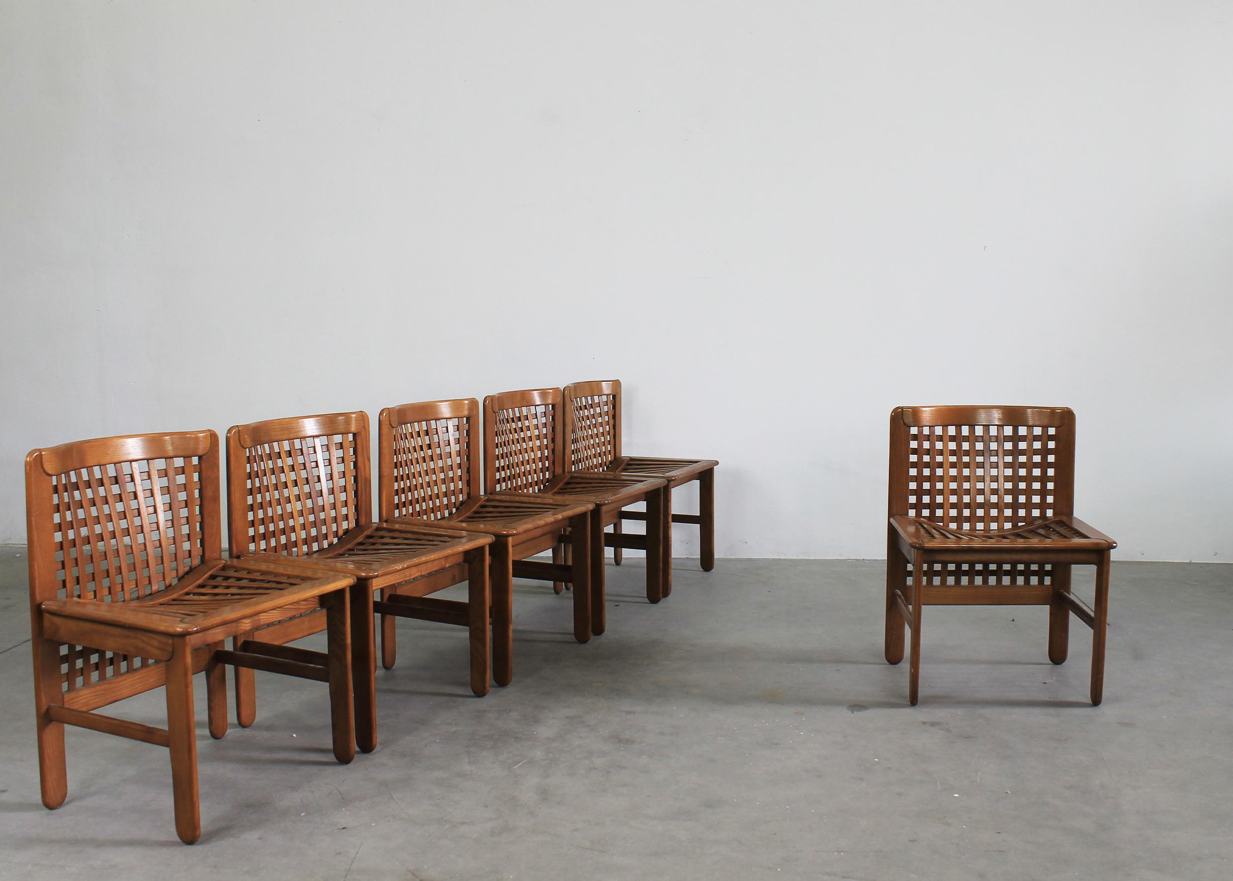 Set di sei sedie Transenna in legno, disegnate da Titina Ammannati e Giampiero Vitelli e prodotte da Pozzi & Verga negli anni Settanta.

Giampiero Vitelli ha iniziato la sua carriera di designer molto giovane, progettando pezzi significativi e
