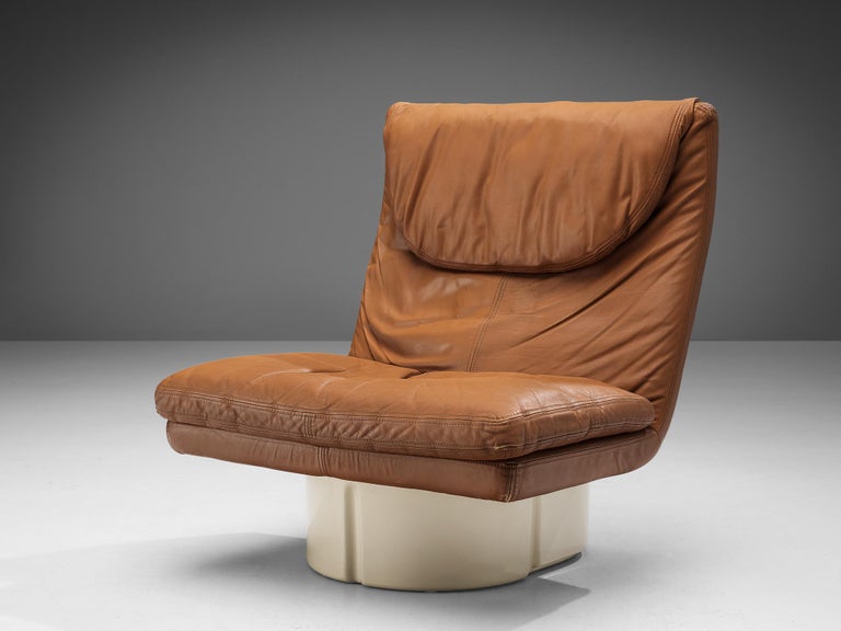 Titina Ammannati and Vitelli Giampiero for Comfort, leather, fiberglass, Italy, 1970s 

This eccentric lounge chair is designed by the Italian duo Titina Ammannati and Vitelli Giampiero for Comfort around the seventies. The design is composed of a