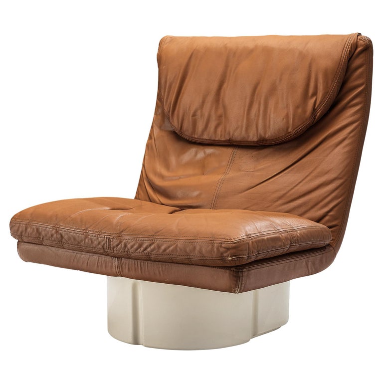 Titina Ammannati and Vitelli Giampiero for Comfort Lounge Chair in Leather For Sale