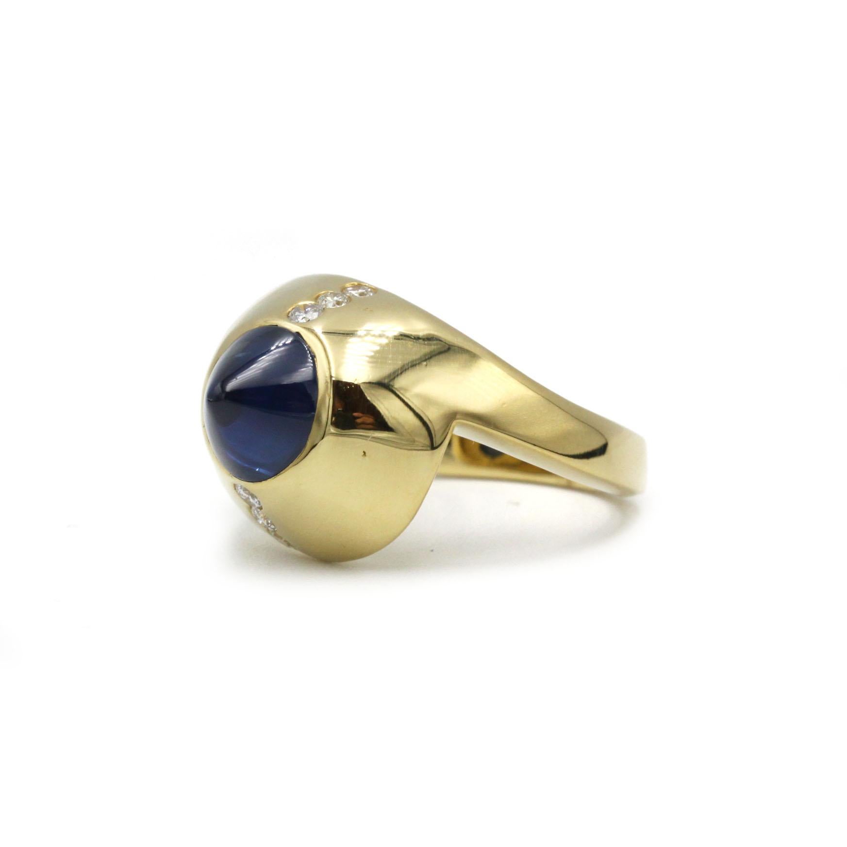 Modernista Titolo: Anello con zaffiro a cono in oro giallo 18 carati degli anni '70 con accenti di diamanti in vendita
