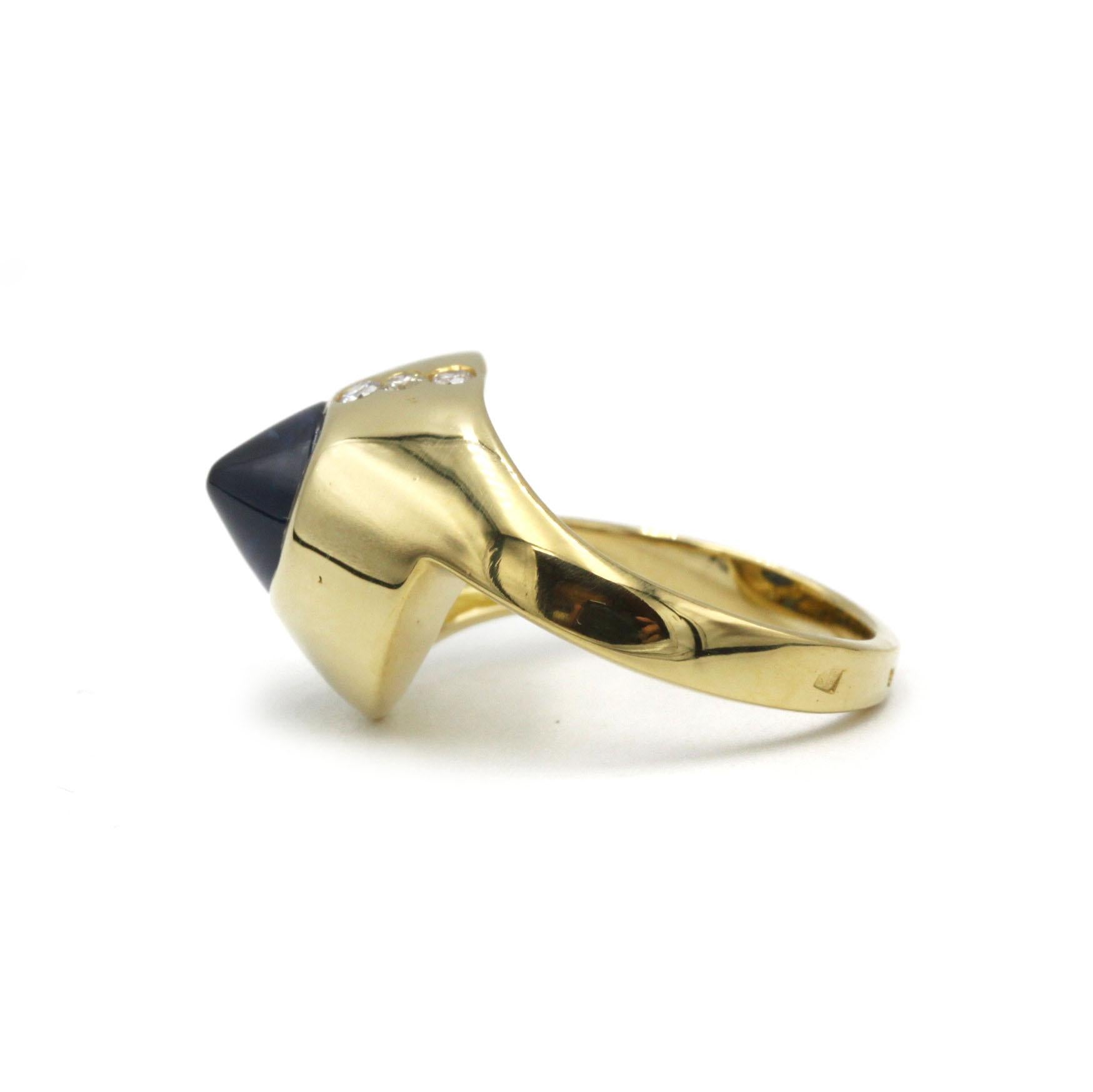 Pan di zucchero Titolo: Anello con zaffiro a cono in oro giallo 18 carati degli anni '70 con accenti di diamanti in vendita