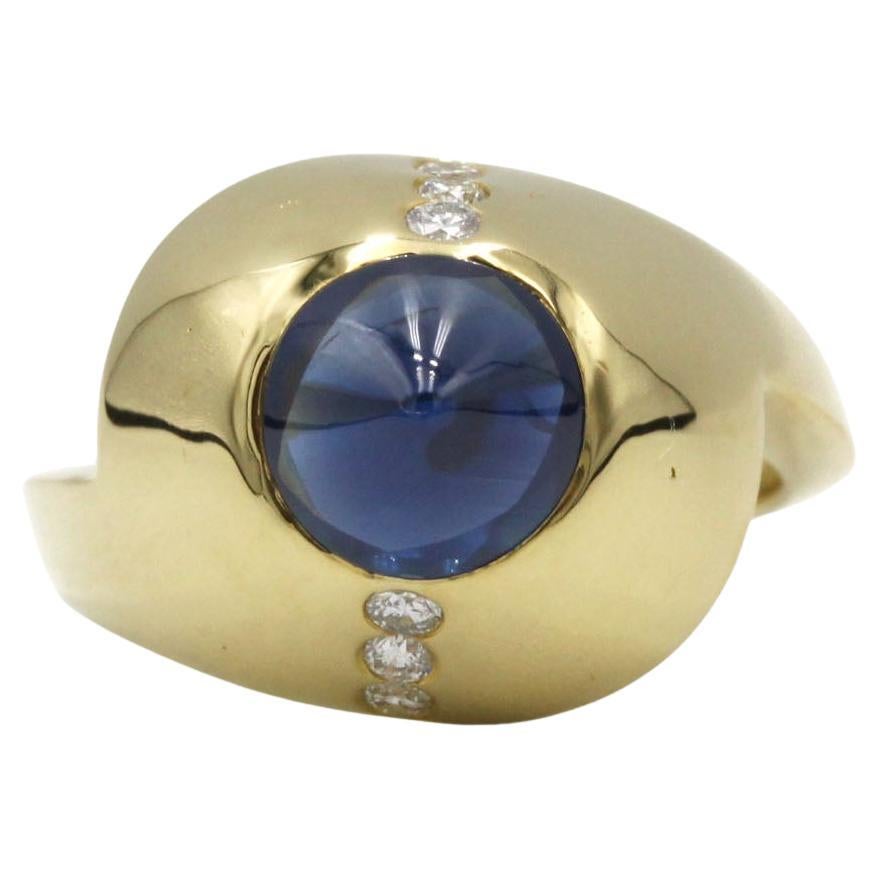 Titolo: Anello con zaffiro a cono in oro giallo 18 carati degli anni '70 con accenti di diamanti in vendita