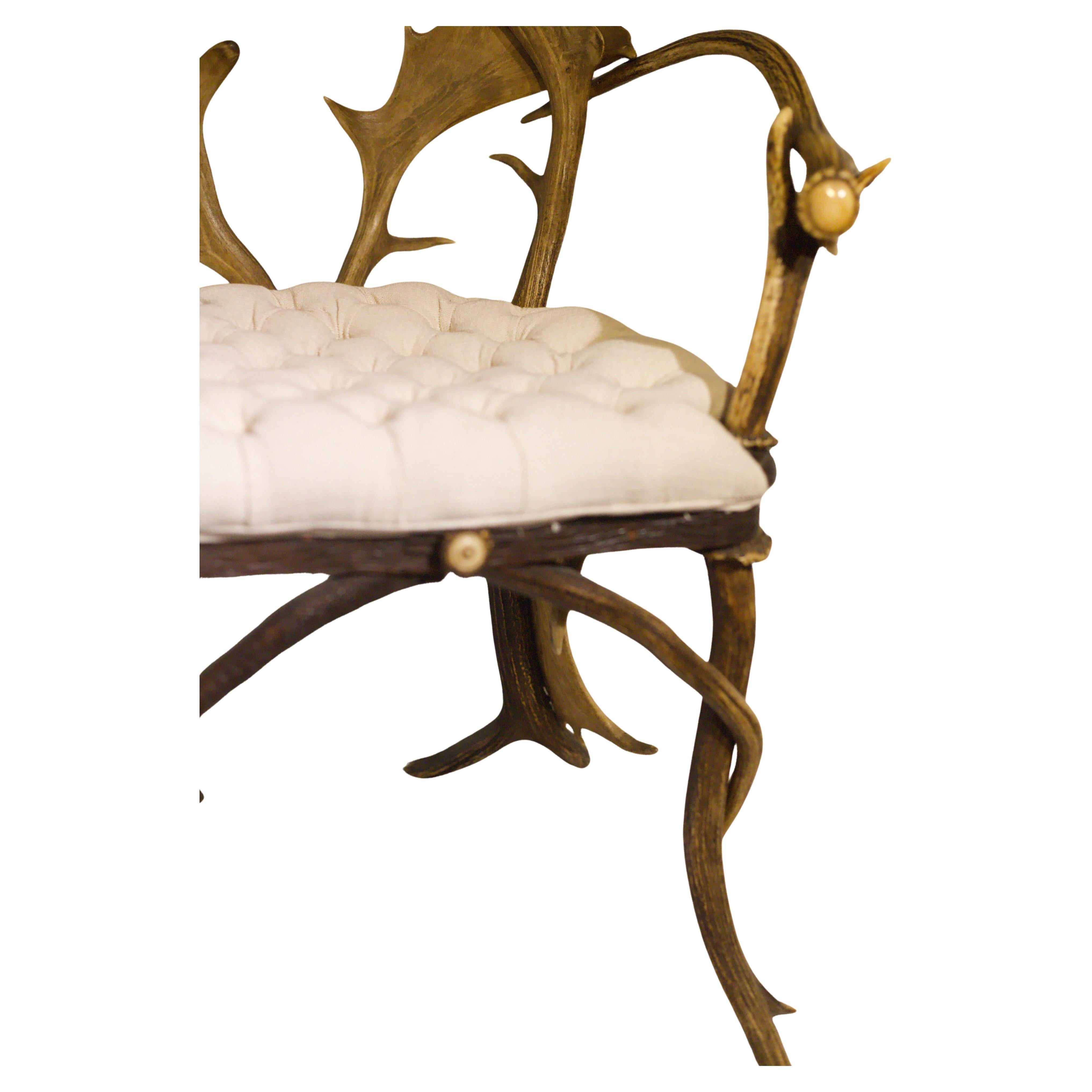 Titolo: Coppia di poltrone in corno con tappezzeria bianca, CIRCA 1920 in vendita 7