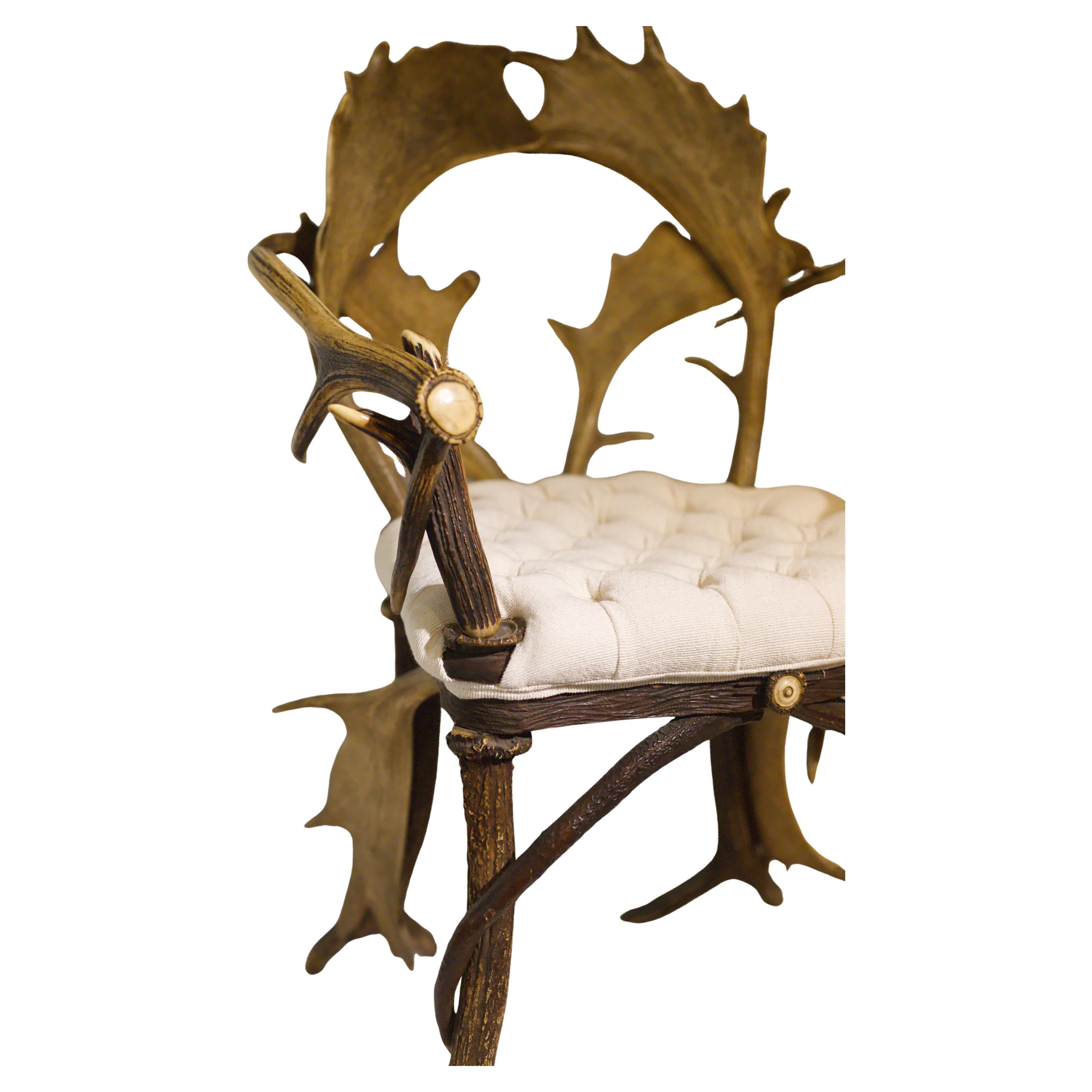 Titolo: Coppia di poltrone in corno con tappezzeria bianca, CIRCA 1920 in vendita 3